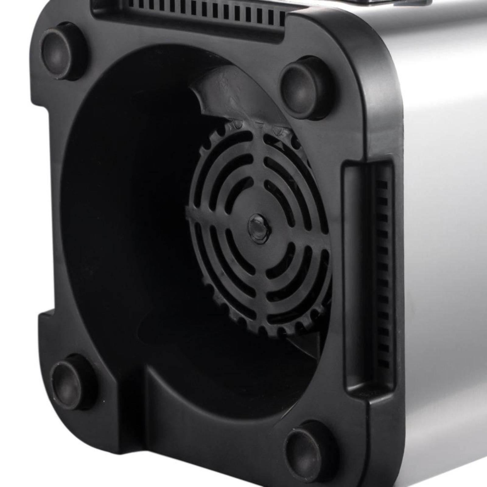 Die Unterseite eines Mixers mit schwarzem Sockel, einem Ventilator und mehreren Gummifüßen.