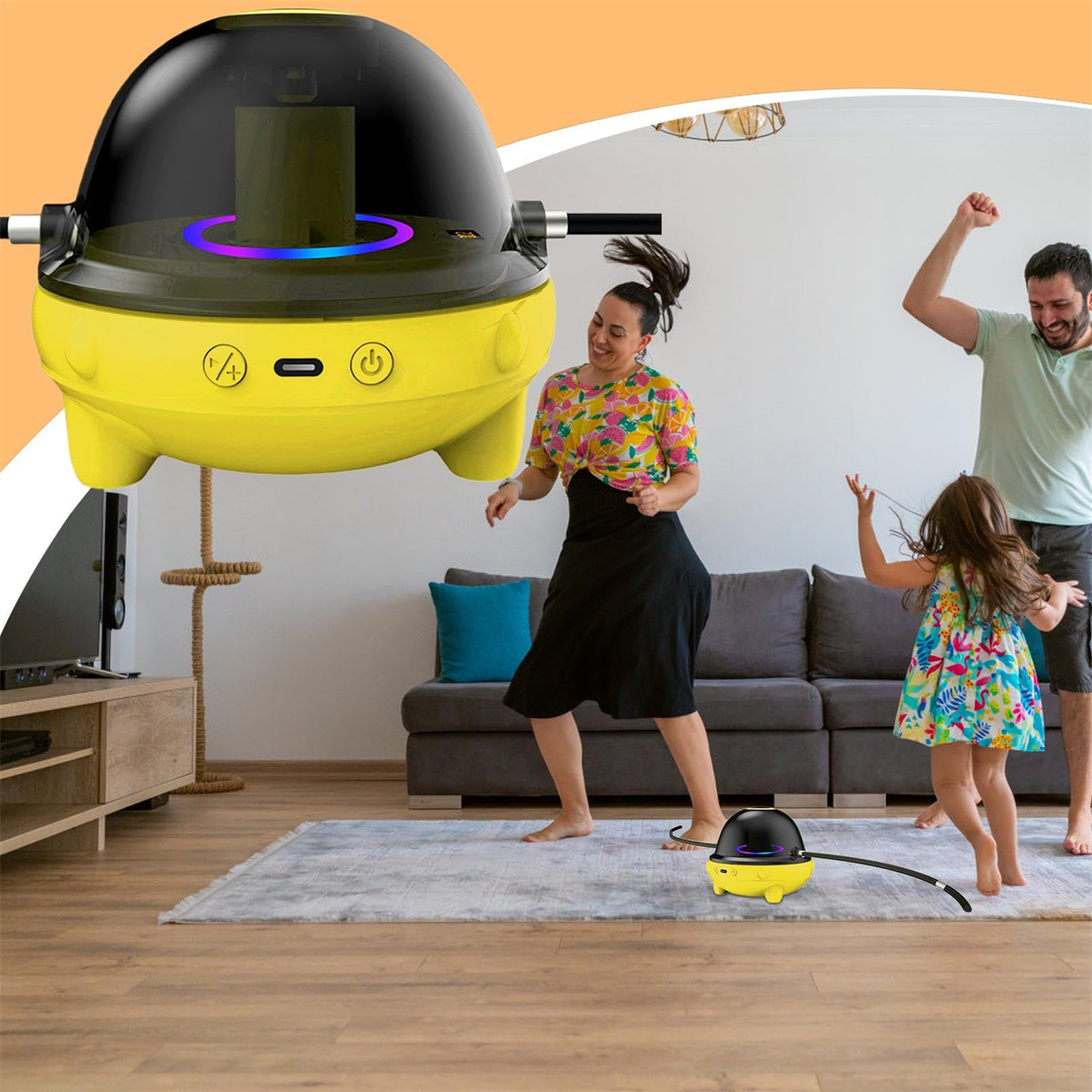 Eine Familie in einem Wohnzimmer. Sie springen und spielen mit einem gelben Spielzeug.