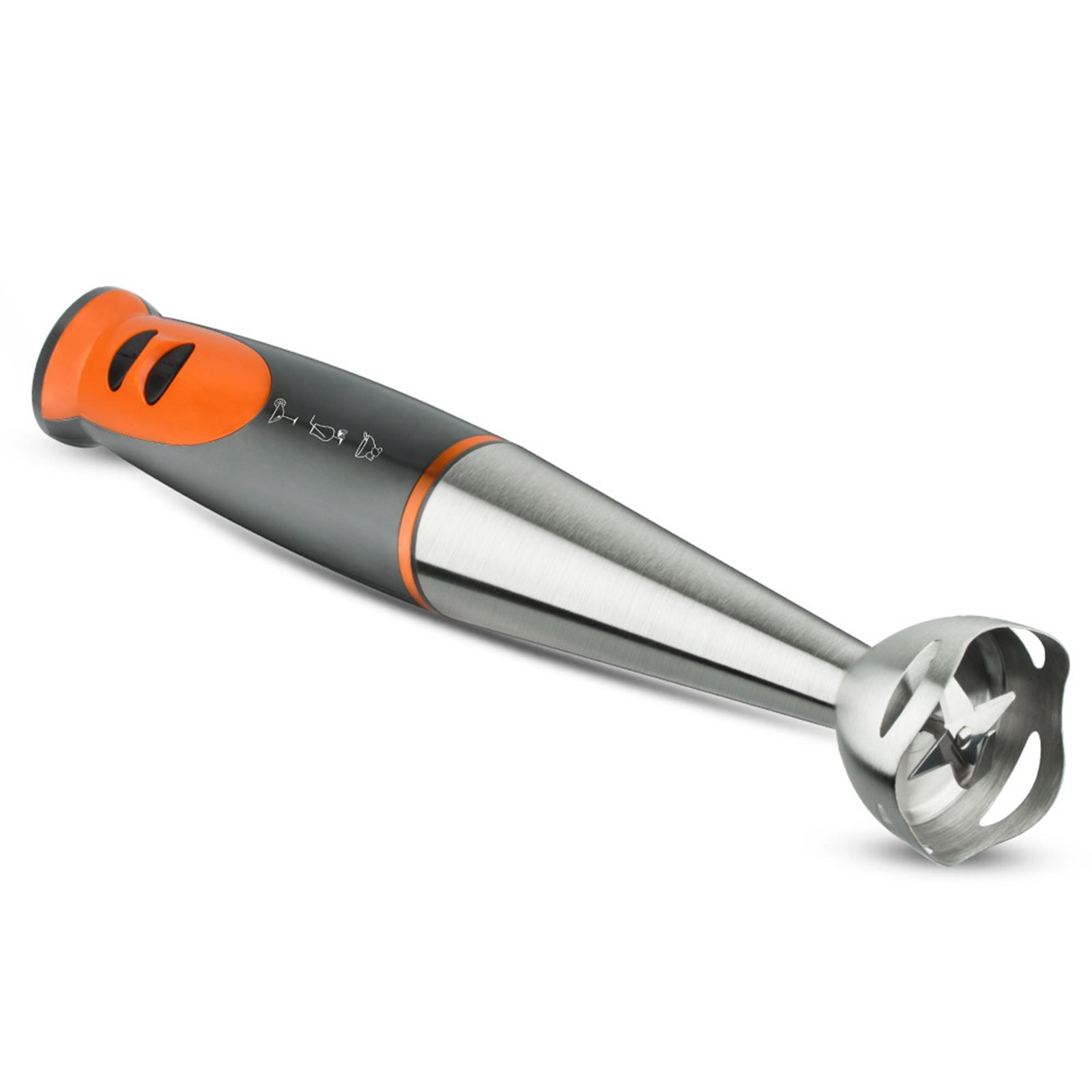 Ein Stabmixer mit grauem Gehäuse, orangefarbenen Akzenten und einer silbernen Klinge, auf weißer Oberfläche liegend.