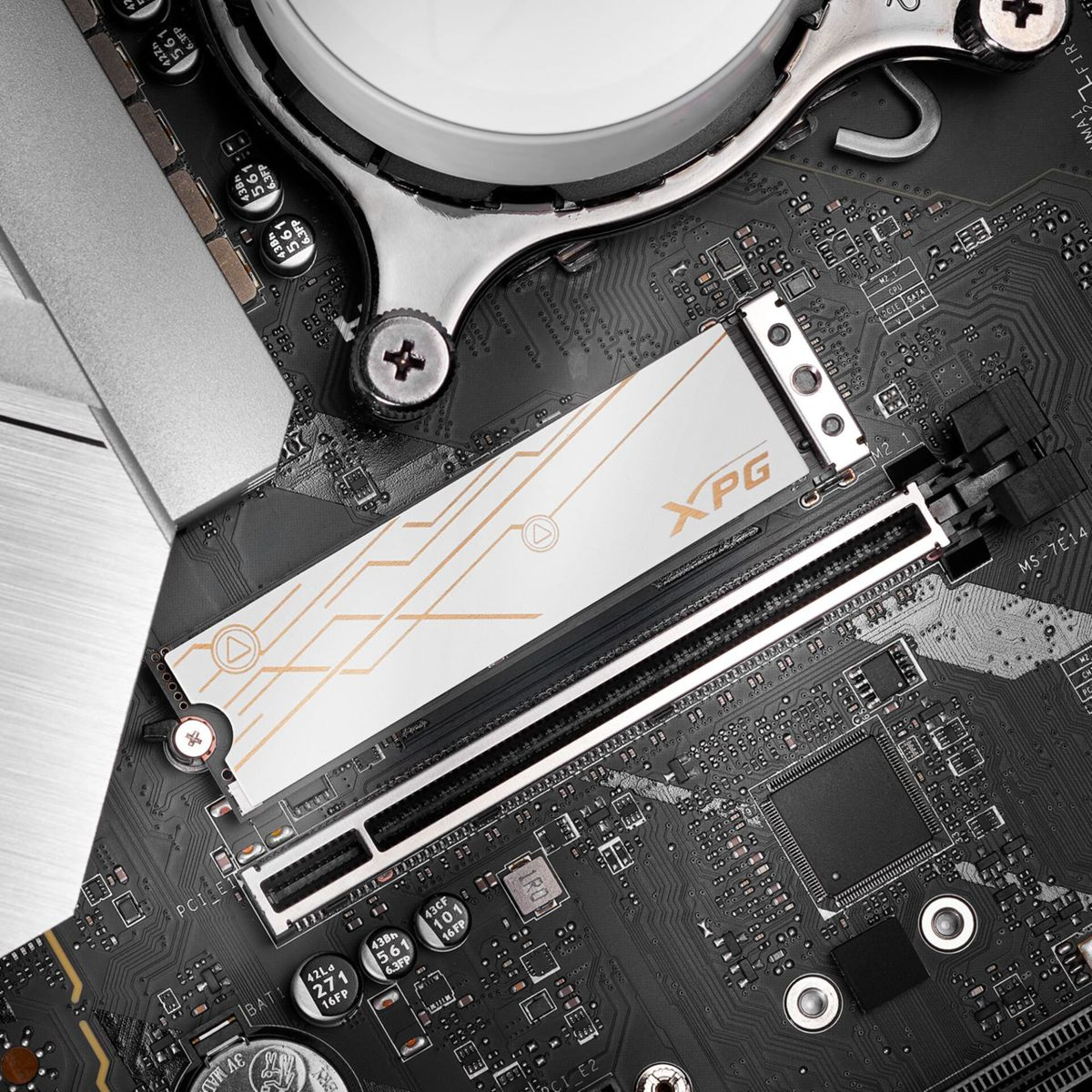 Płyta główna komputera z zainstalowanym białym dyskiem SSD XPG. Dysk SSD ma złote akcenty.