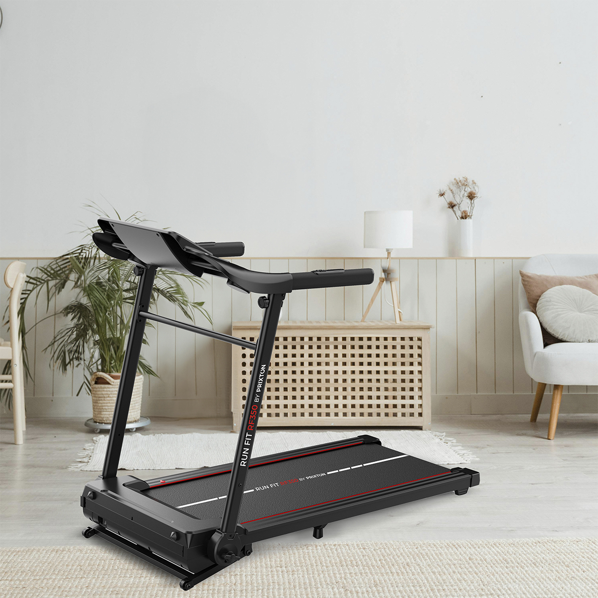 Bieżnia w pokoju. Bieżnia jest czarna i czerwona.