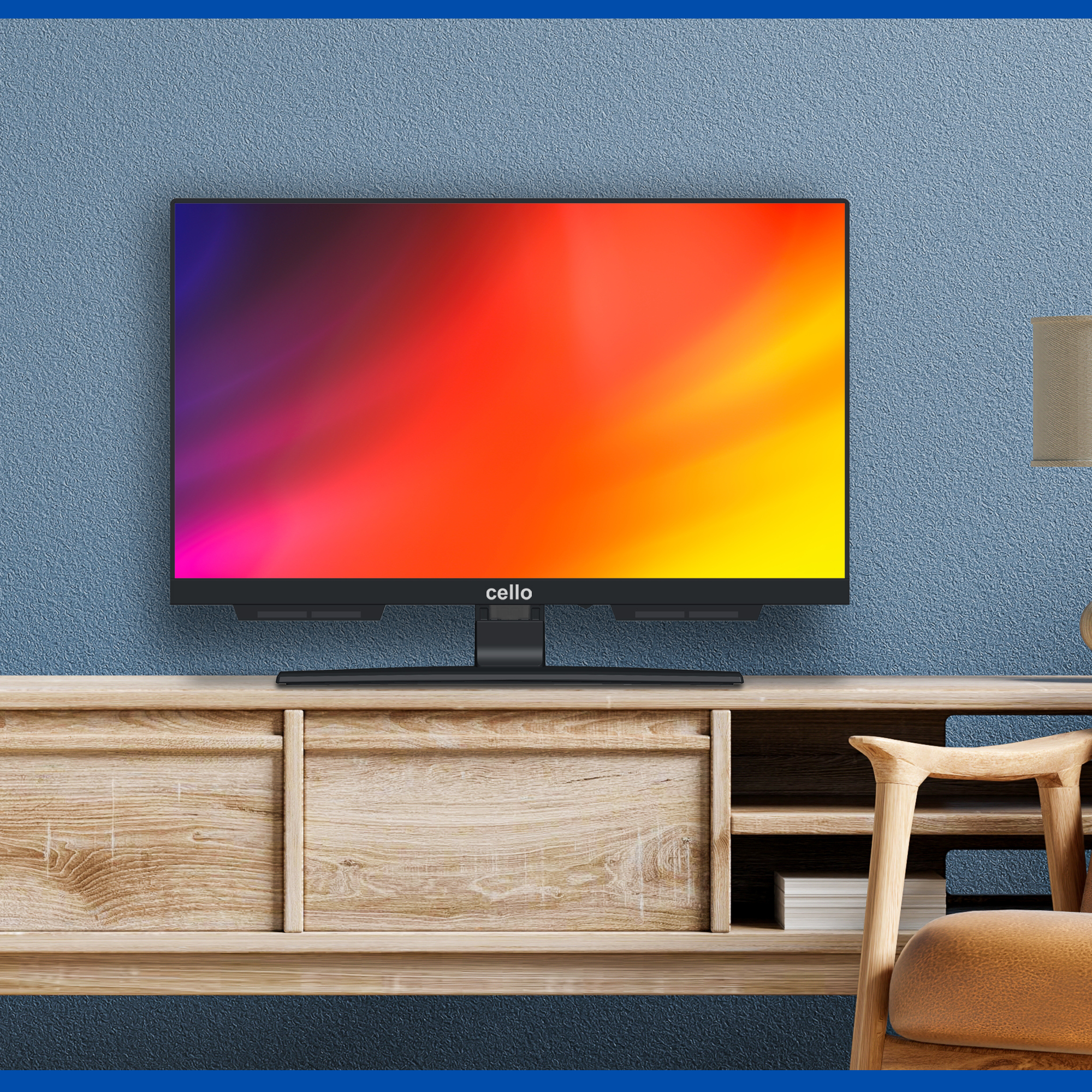 Cello-Fernseher auf einem Holzständer vor einer blauen Wand mit einem Stuhl im Vordergrund.