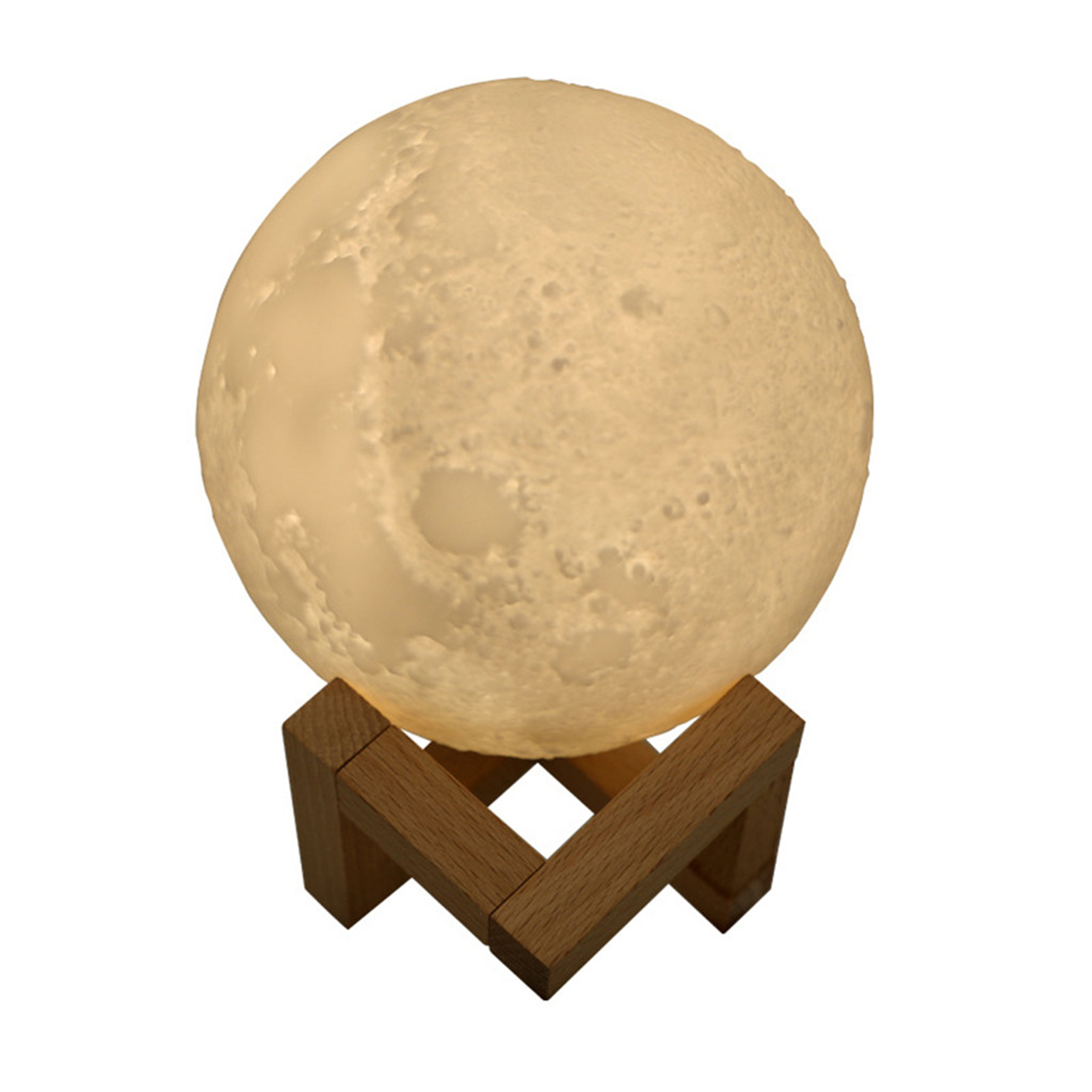 Mondförmige Lampe auf einem Holzständer. Die Lampe strahlt warmes Licht aus und hat Krater auf der Oberfläche.