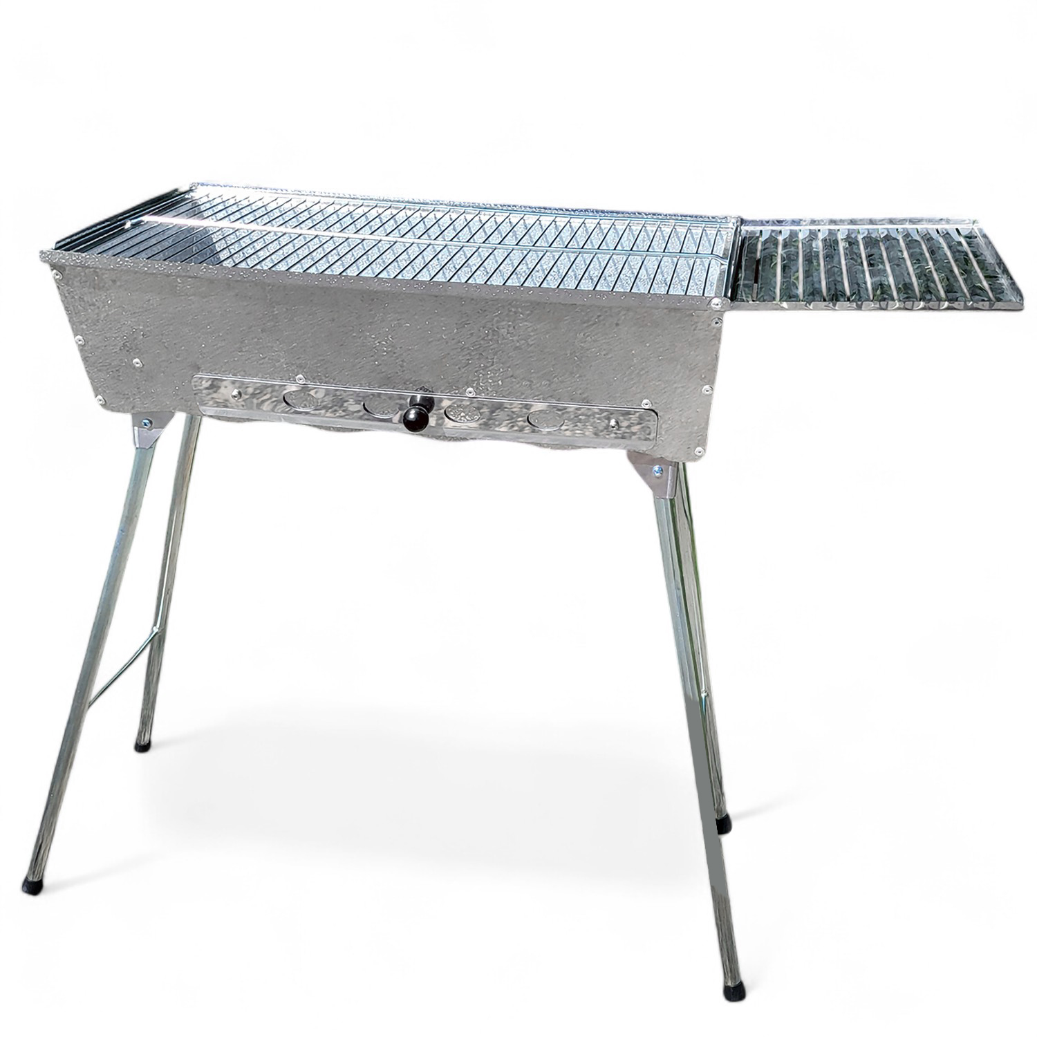 Silberner Grill mit einem Drahtrost, der auf vier Beinen vor einem weißen Hintergrund steht, bereit zum Grillen.