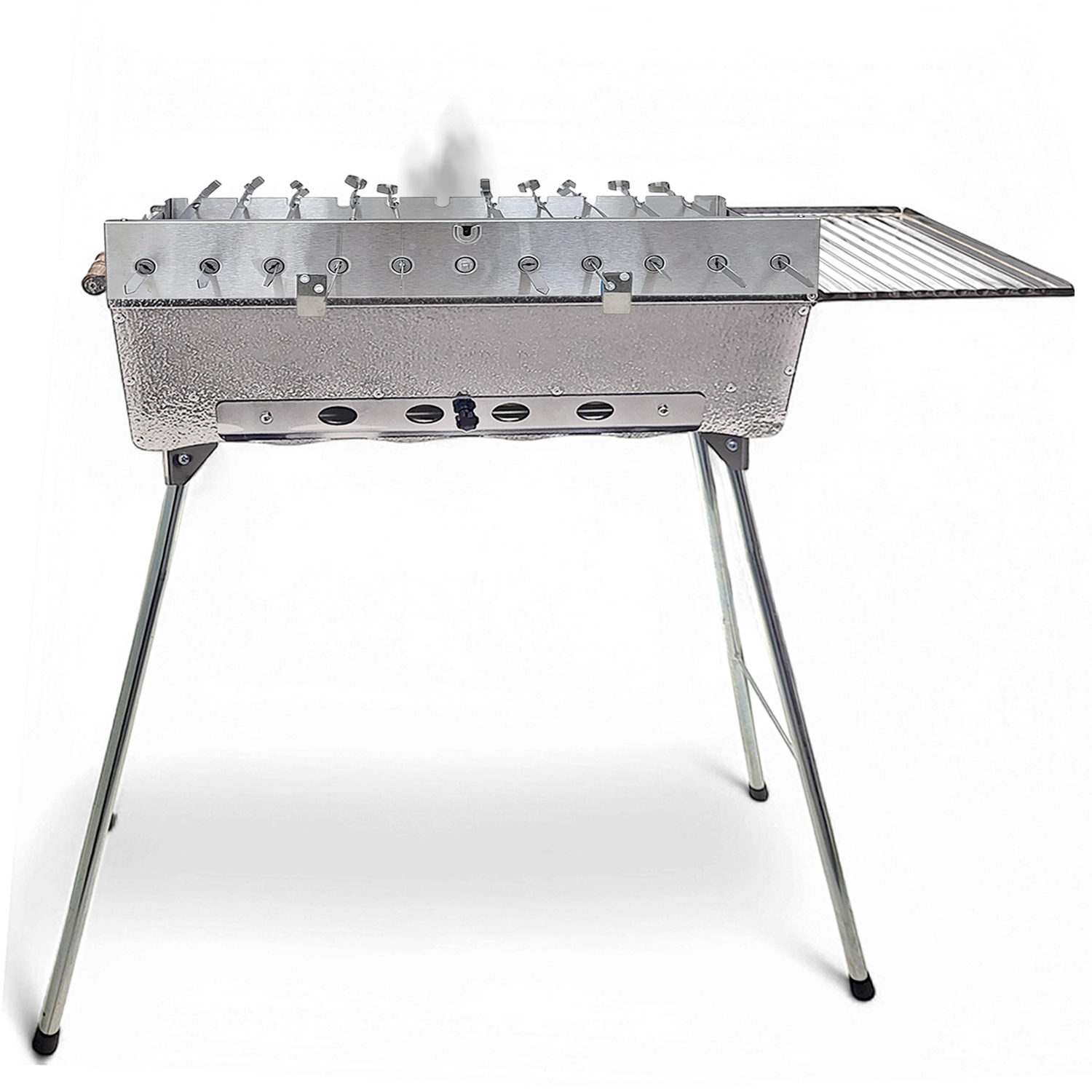 Metallgrill mit Essen auf einem Seitenregal, auf weißem Hintergrund.