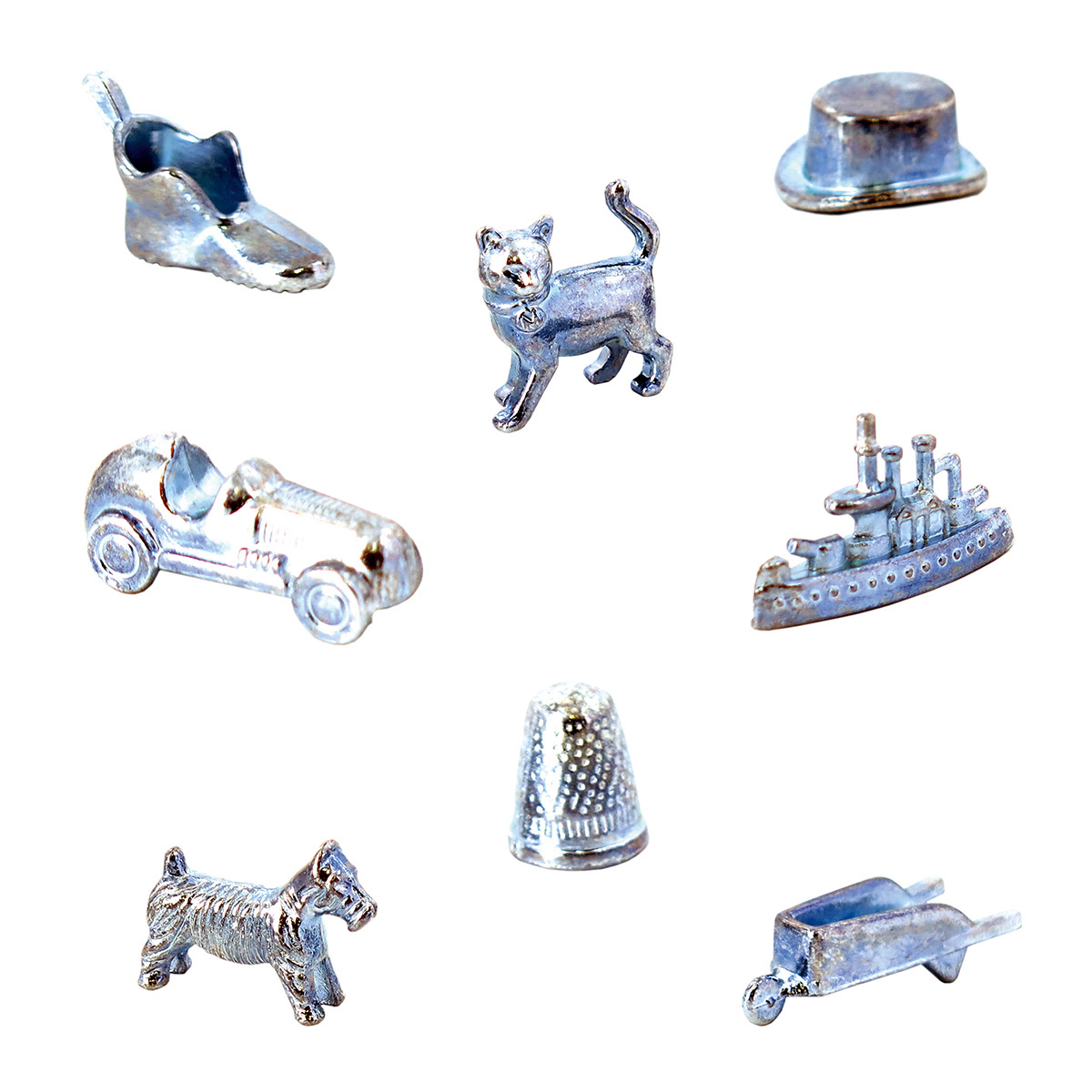 Gettoni del gioco Monopoly su bianco: scarpa, gatto, auto, cappello, nave, cane, ditale e carriola.
