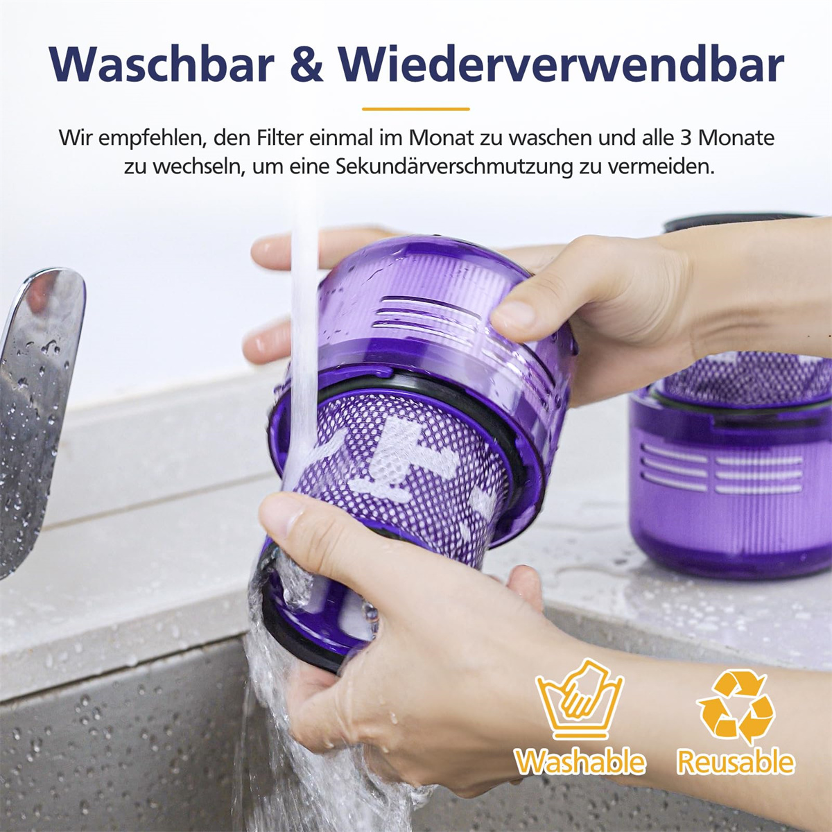 Hände waschen einen lila Staubsaugerfilter unter fließendem Wasser. Der Filter wird gereinigt.