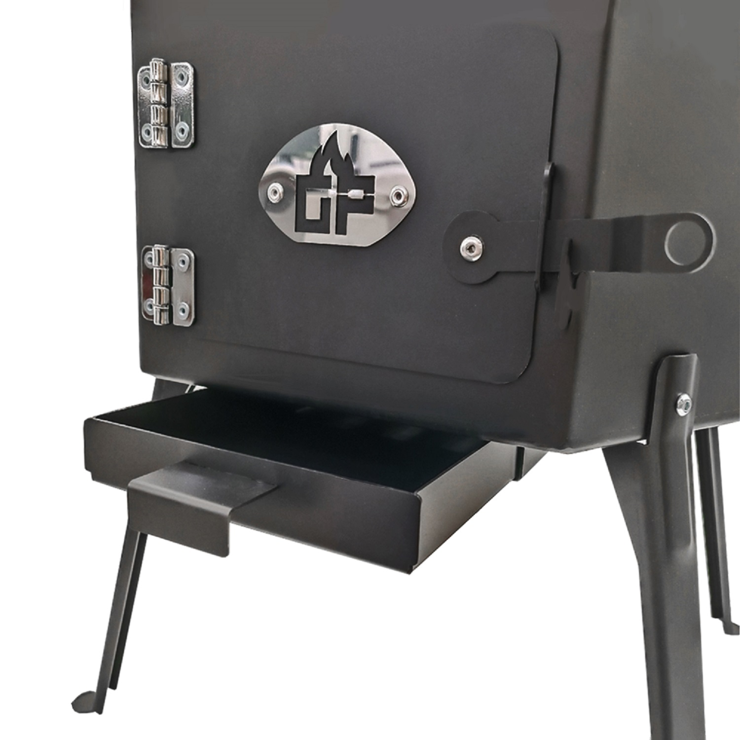 Ein schwarzer Metallofen mit Tür und Schublade. Der Ofen hat ein Logo mit Flammen.