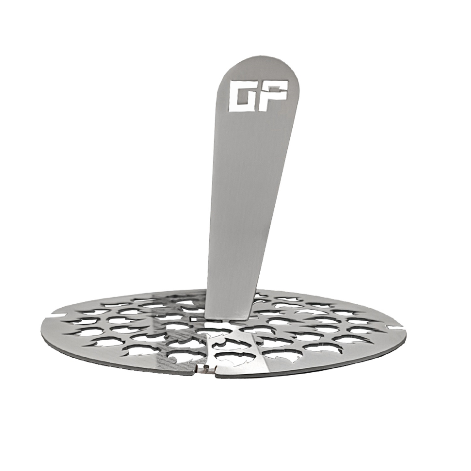 Ein Metallrost mit einem Griff, auf dem die Buchstaben 'GP' stehen. Das Rost hat Löcher.