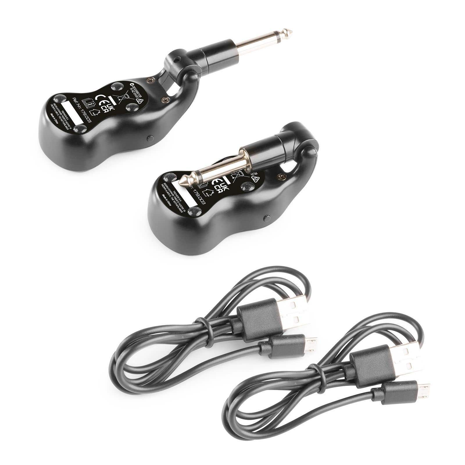 Dos transmisores inalámbricos de guitarra negros con cables USB. Tienen un enchufe en un extremo.