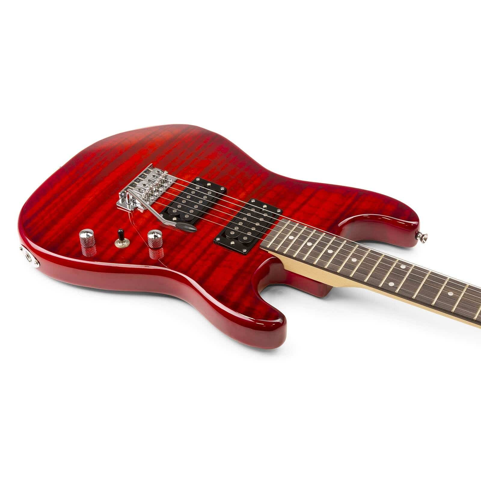 Une guitare électrique rouge avec des micros noirs. Elle a un pickguard blanc et est sur une surface blanche.