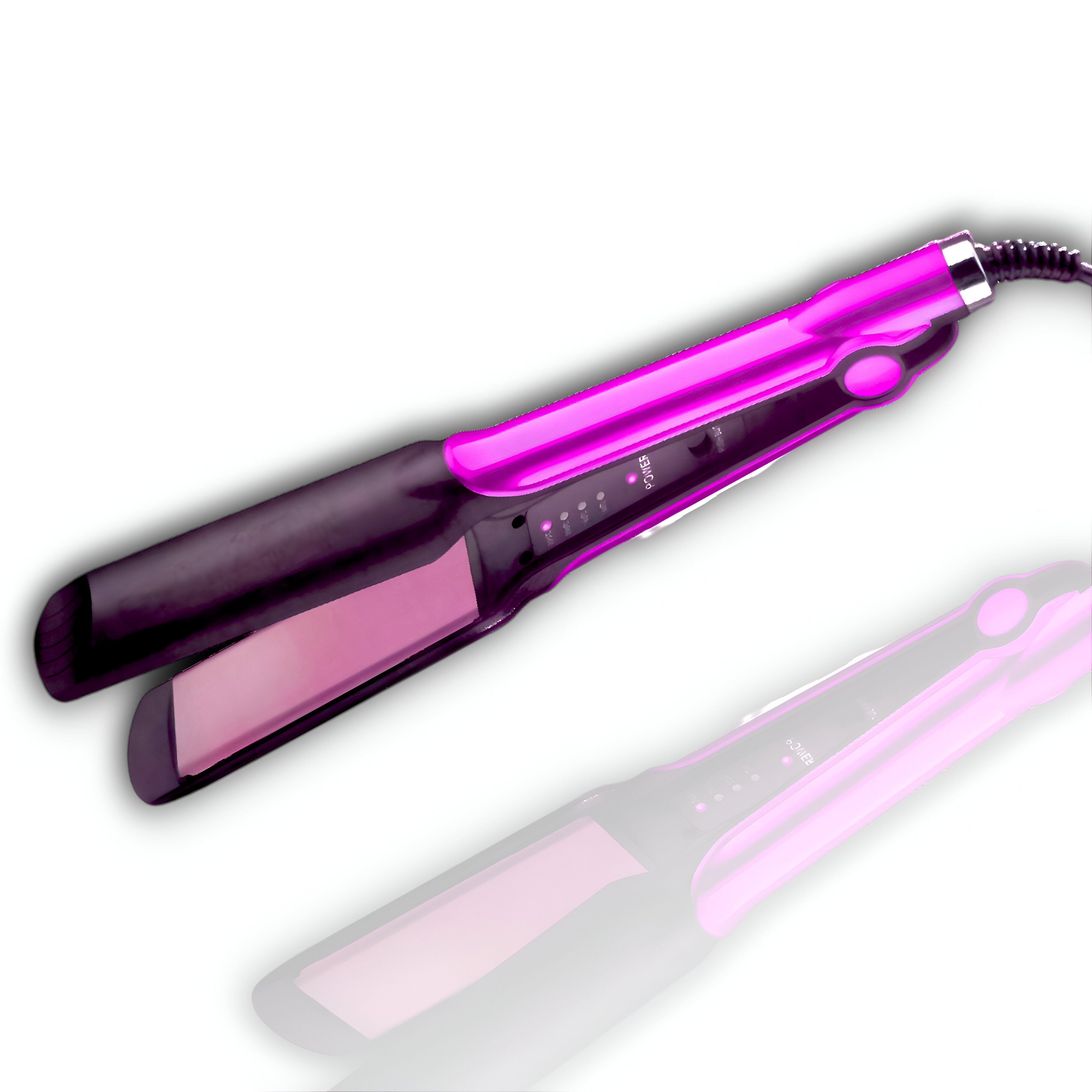 Plancha de pelo rosa y negra con cable, sobre fondo blanco. Se muestra un reflejo debajo de la plancha.