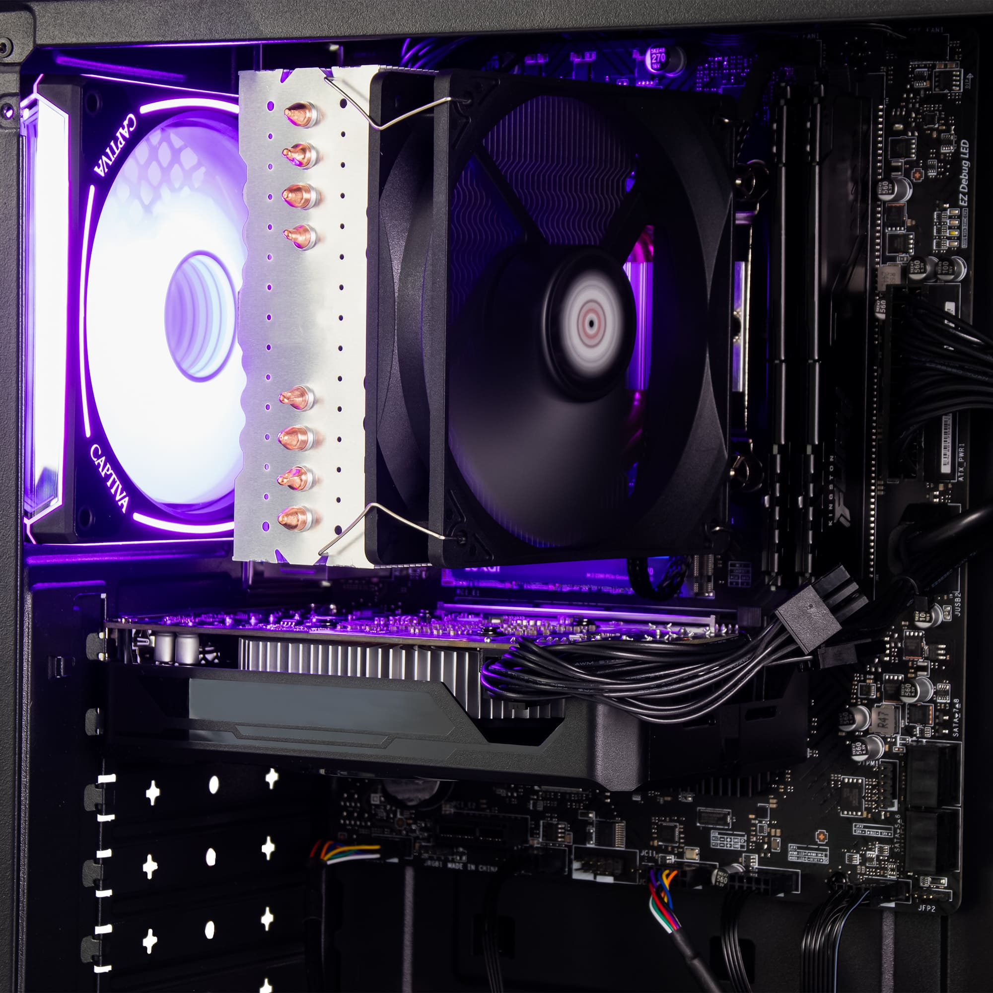 In einem Computergehäuse mit einem lila beleuchteten Lüfter. Komponenten umfassen CPU-Kühler, GPU und Motherboard. Lila Beleuchtung wird verwendet.