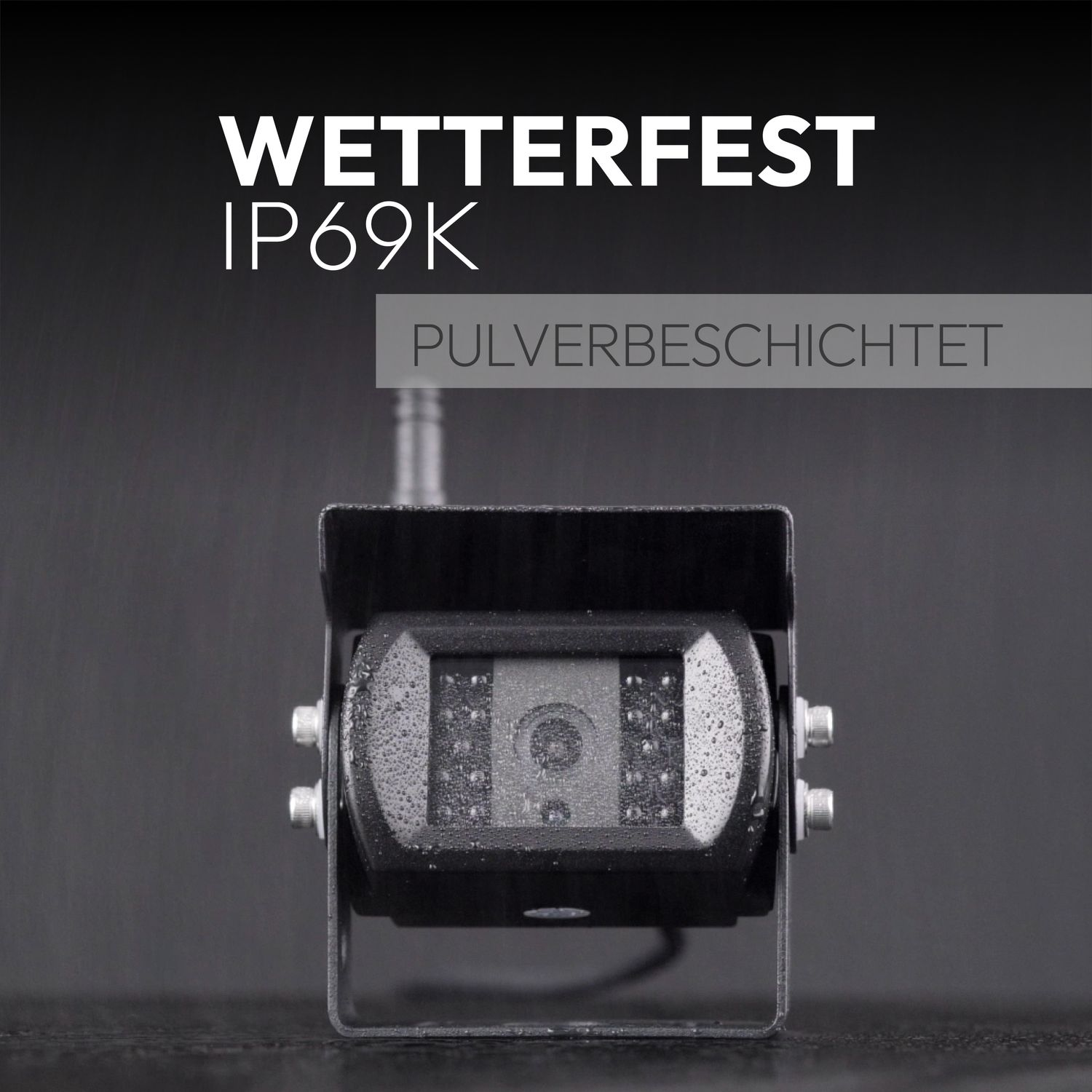 Eine schwarze Kamera mit dem Text 'Wetterfest IP69K'. Wassertropfen sind auf der Kamera sichtbar. Schwarzer Hintergrund.
