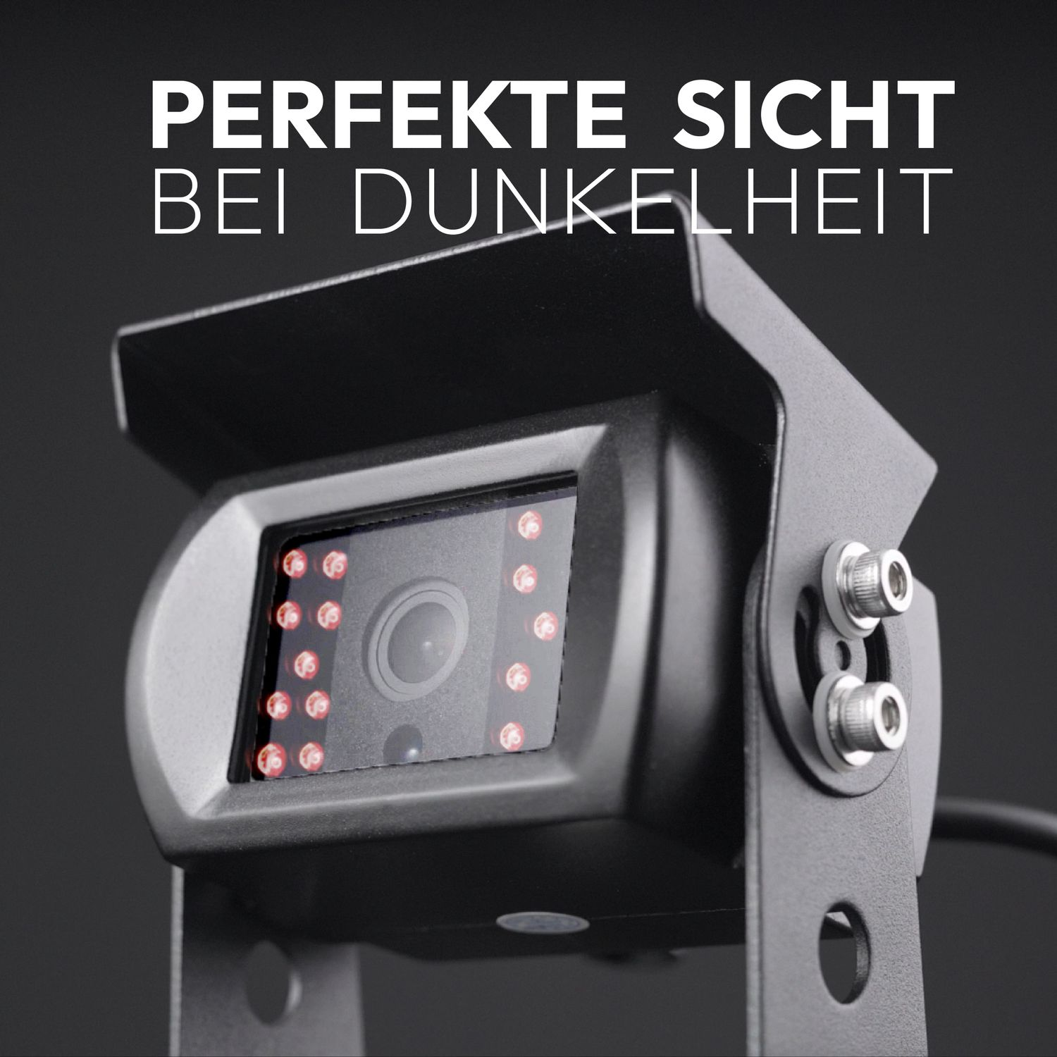 Nahaufnahme einer Kamera mit roten Lichtern. Die Kamera ist schwarz und auf einer Metallstruktur montiert. Der Hintergrund ist dunkel.