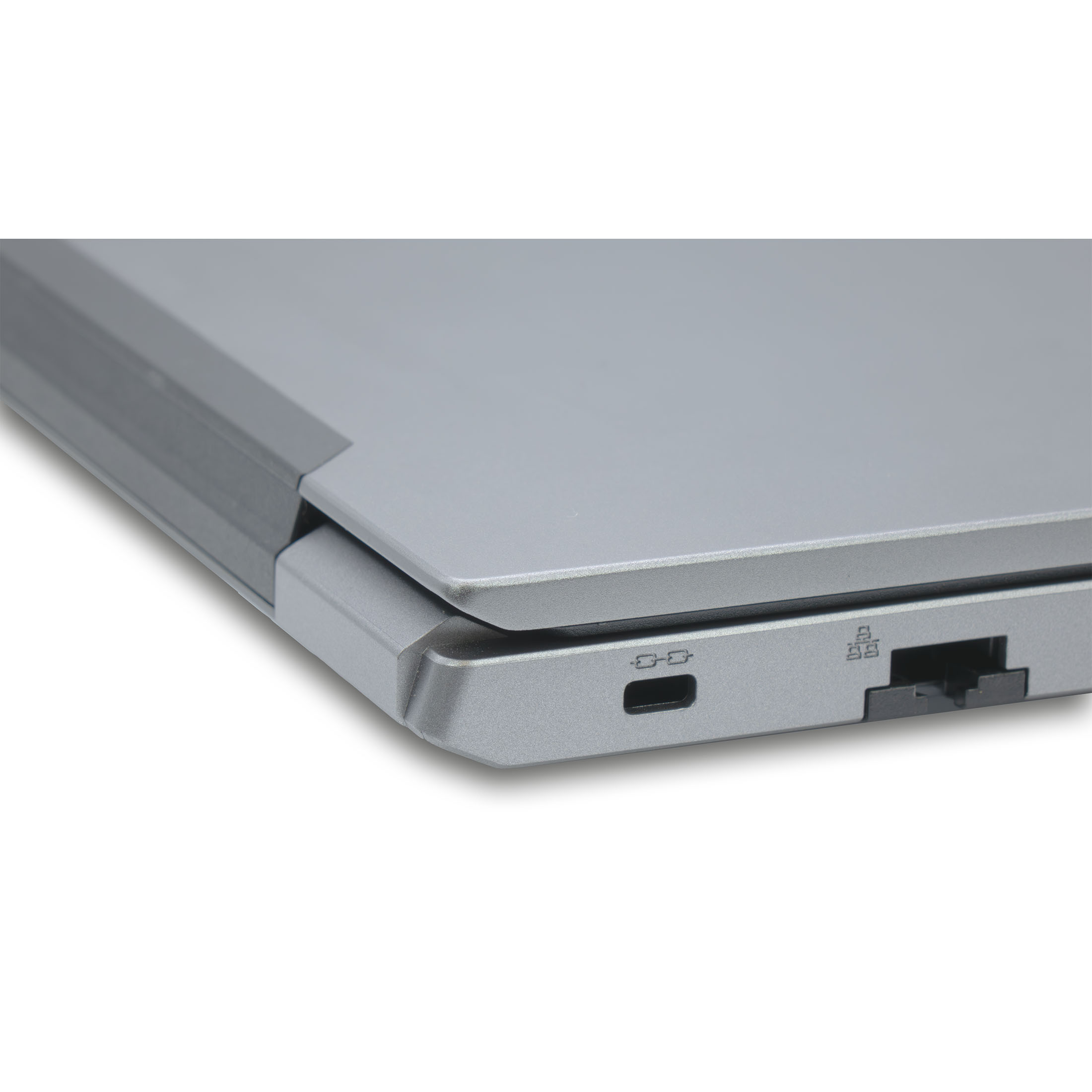 Nahaufnahme eines grauen Laptops mit Anschlüssen auf weißem Hintergrund.