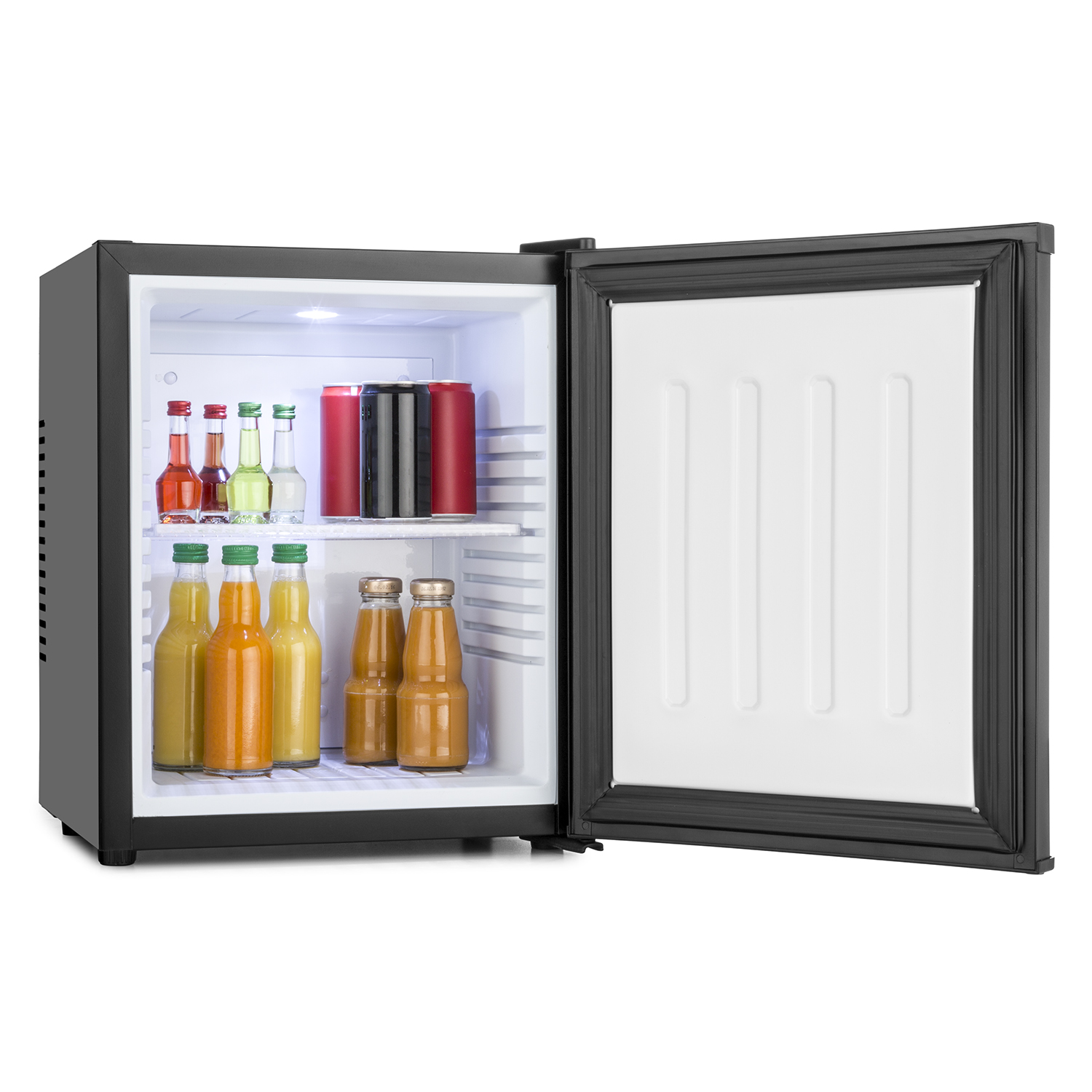 Ein schwarzer Mini-Kühlschrank mit offener Tür, gefüllt mit Flaschen und Dosen. Weißer Hintergrund.