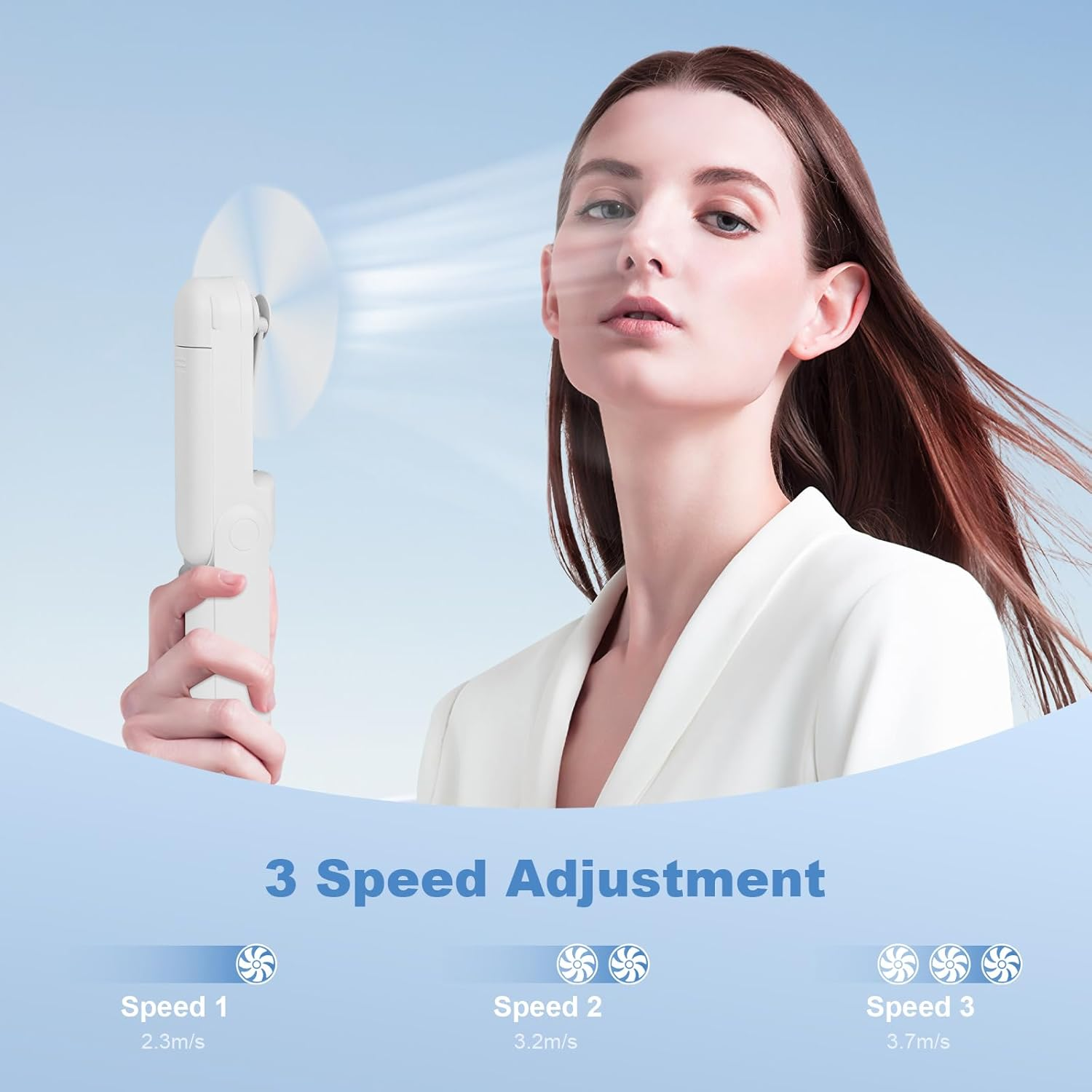 Eine Frau mit langen braunen Haaren benutzt einen weißen Ventilator. Der Text lautet '3 Speed Adjustment' mit den Lüftergeschwindigkeitsinformationen.