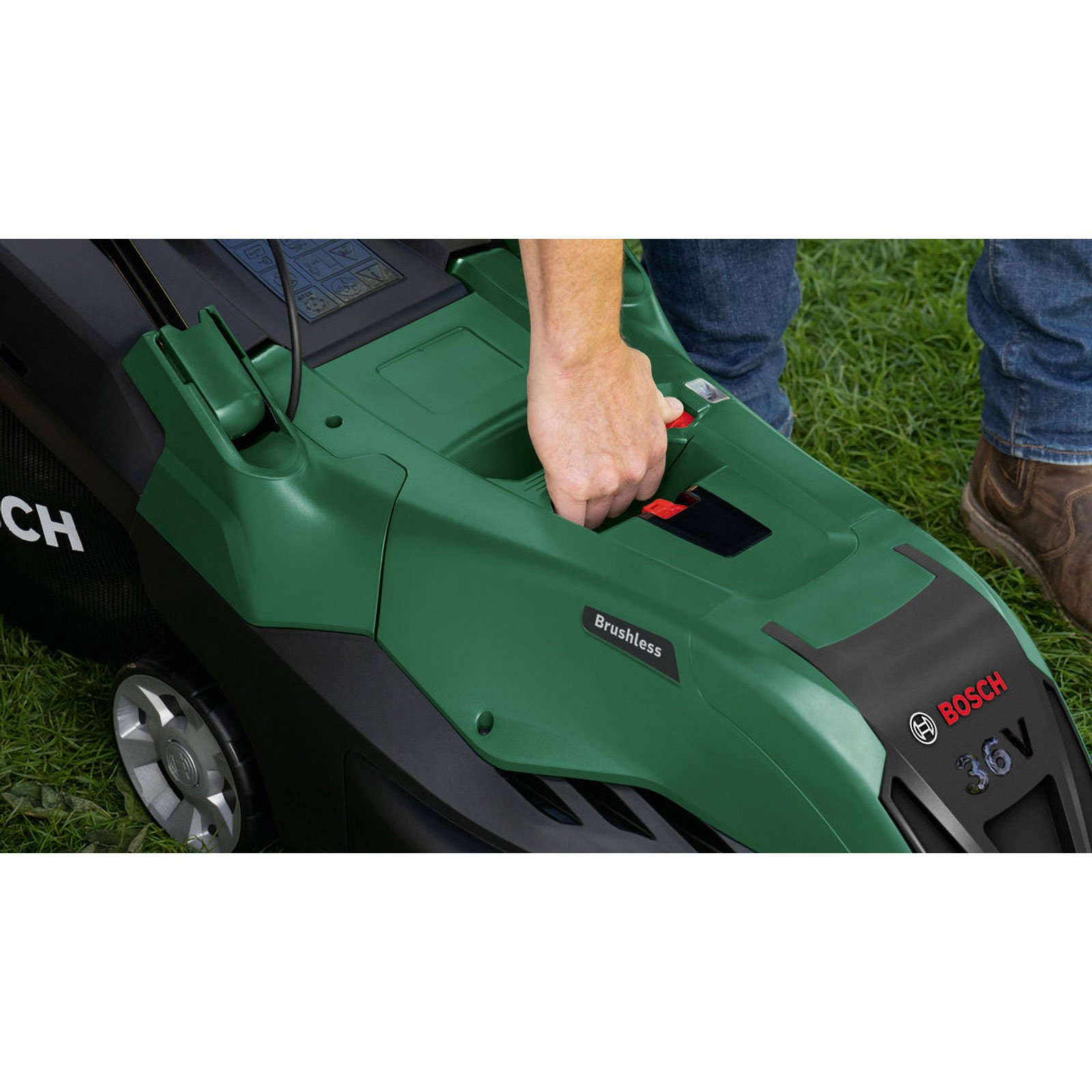 La mano de una persona abriendo la cubierta verde de un cortacésped negro y verde. La marca Bosch es visible en la cortadora.