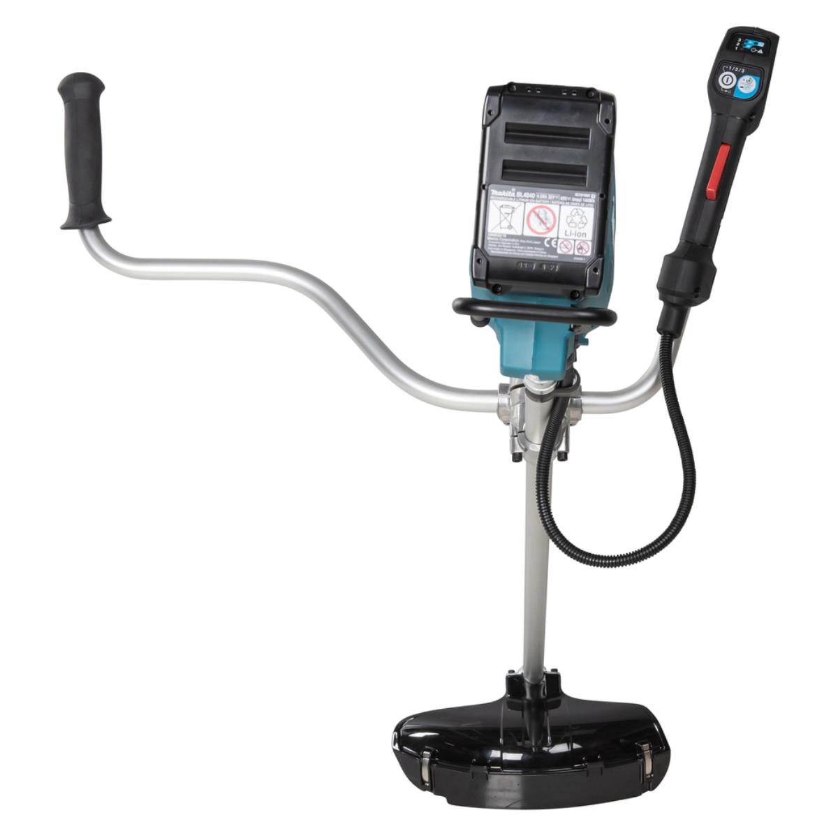 Ein Makita Fadentrimmer mit schwarzem Griff, einem Akku und einem blauen Motorgehäuse. Weißer Hintergrund.
