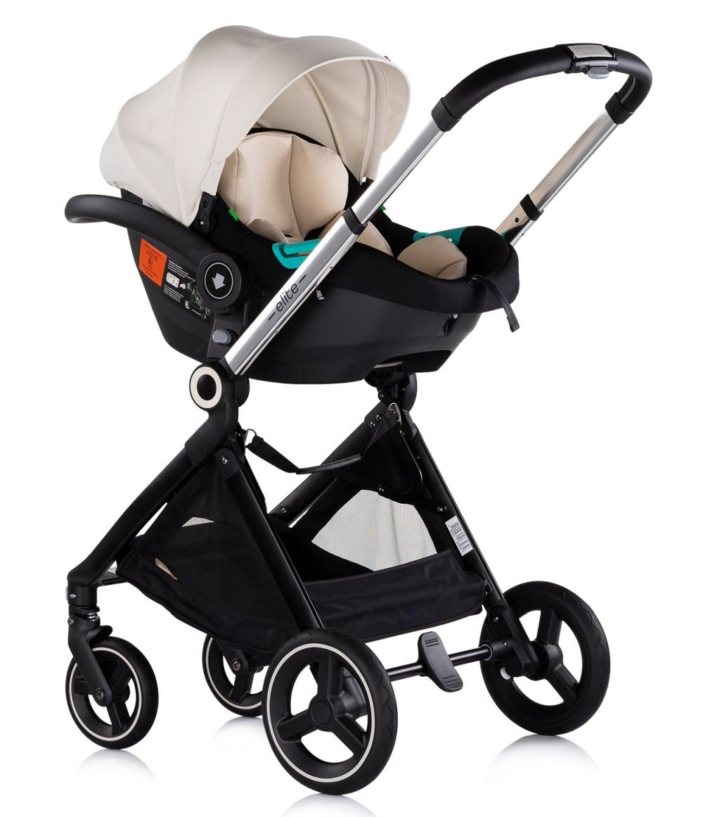 Kinderwagen mit weißem Verdeck und schwarzem Gestell. Er steht auf weißem Hintergrund.