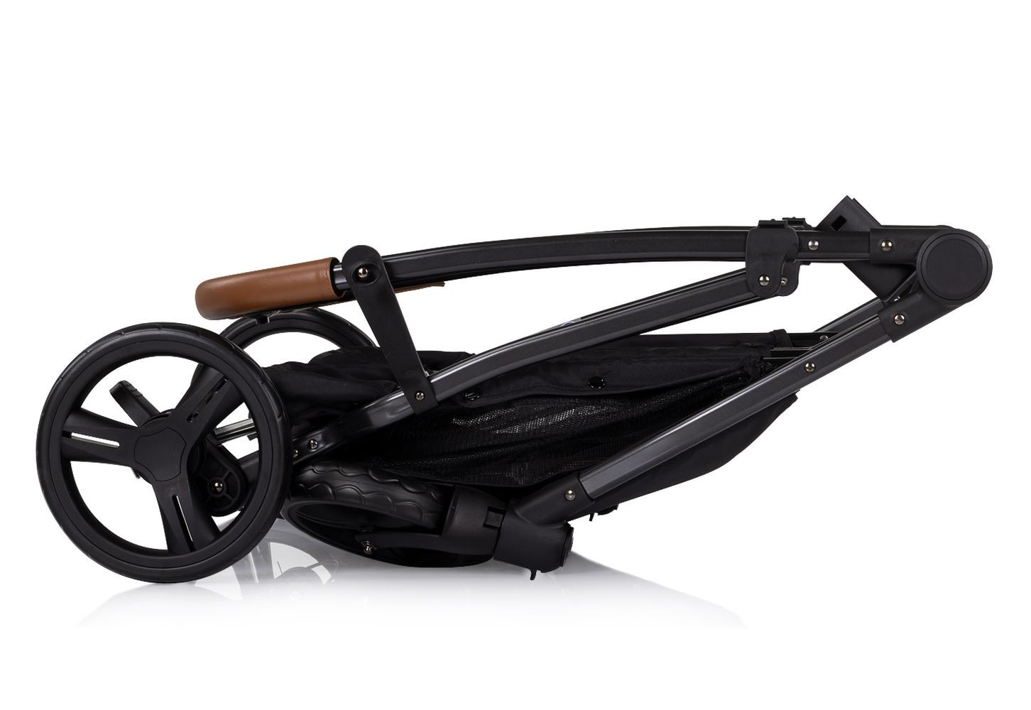 Schwarzer Kinderwagen zusammengeklappt, mit braunem Griff. Schwarze Räder, schwarzes Aufbewahrungsnetz. Weißer Hintergrund.
