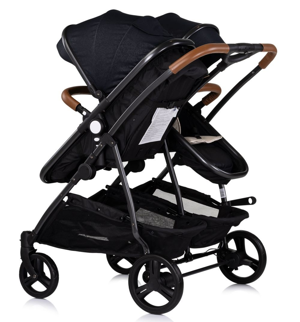 Schwarzer Doppelkinderwagen mit schwarzen Verdecken, braunen Griffen und schwarzen Körben. Zwei Sitze.