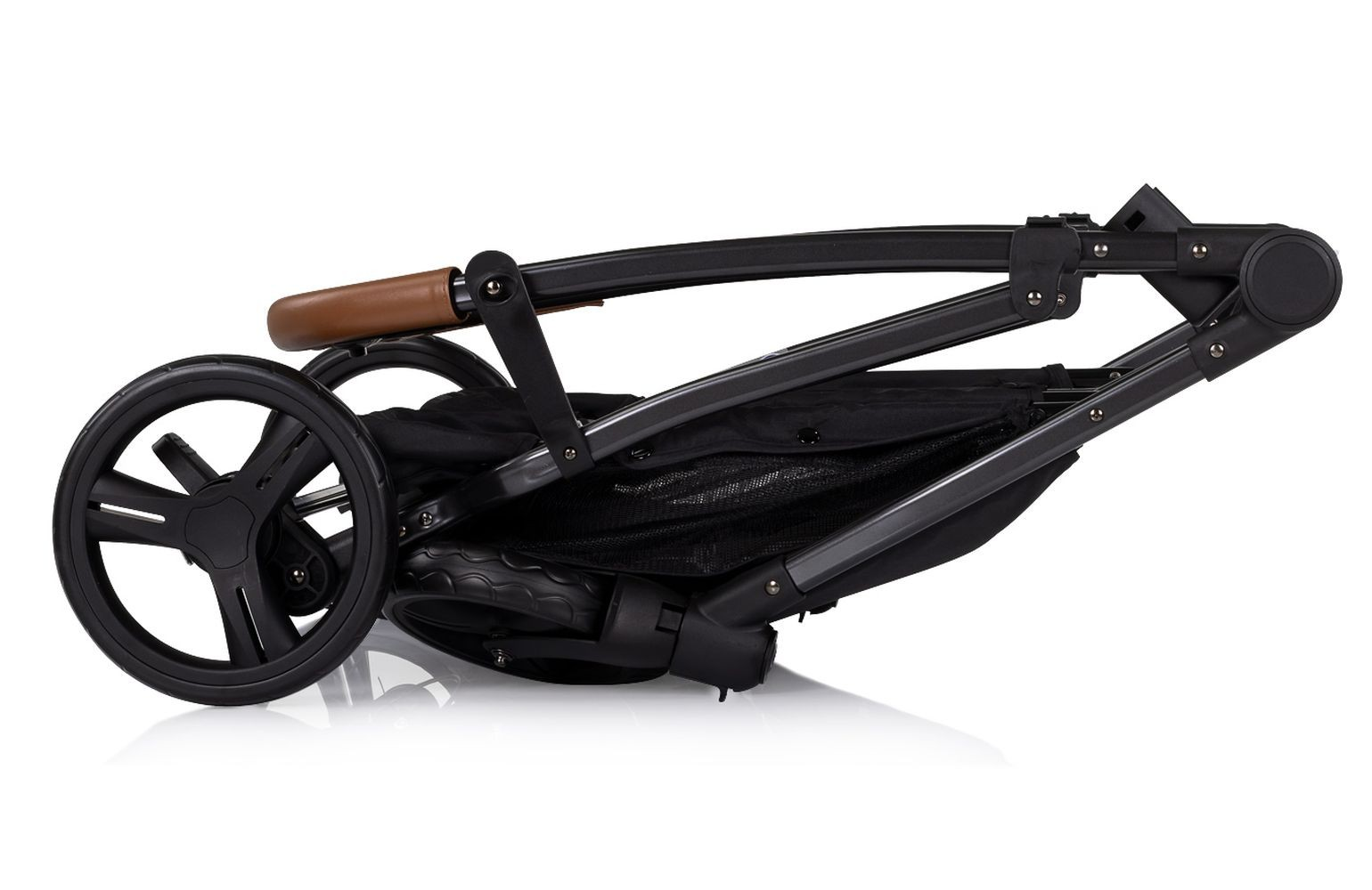 Schwarzer Kinderwagen zusammengeklappt, Seitenansicht. Brauner Griff, schwarze Räder, schwarzes Aufbewahrungsnetz. Weißer Hintergrund.