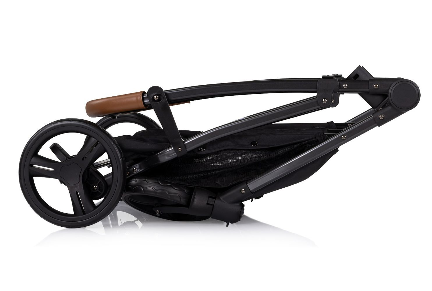 Schwarzer Kinderwagen zusammengeklappt. Brauner Griff, schwarze Räder und schwarzes Aufbewahrungsnetz. Weißer Hintergrund.