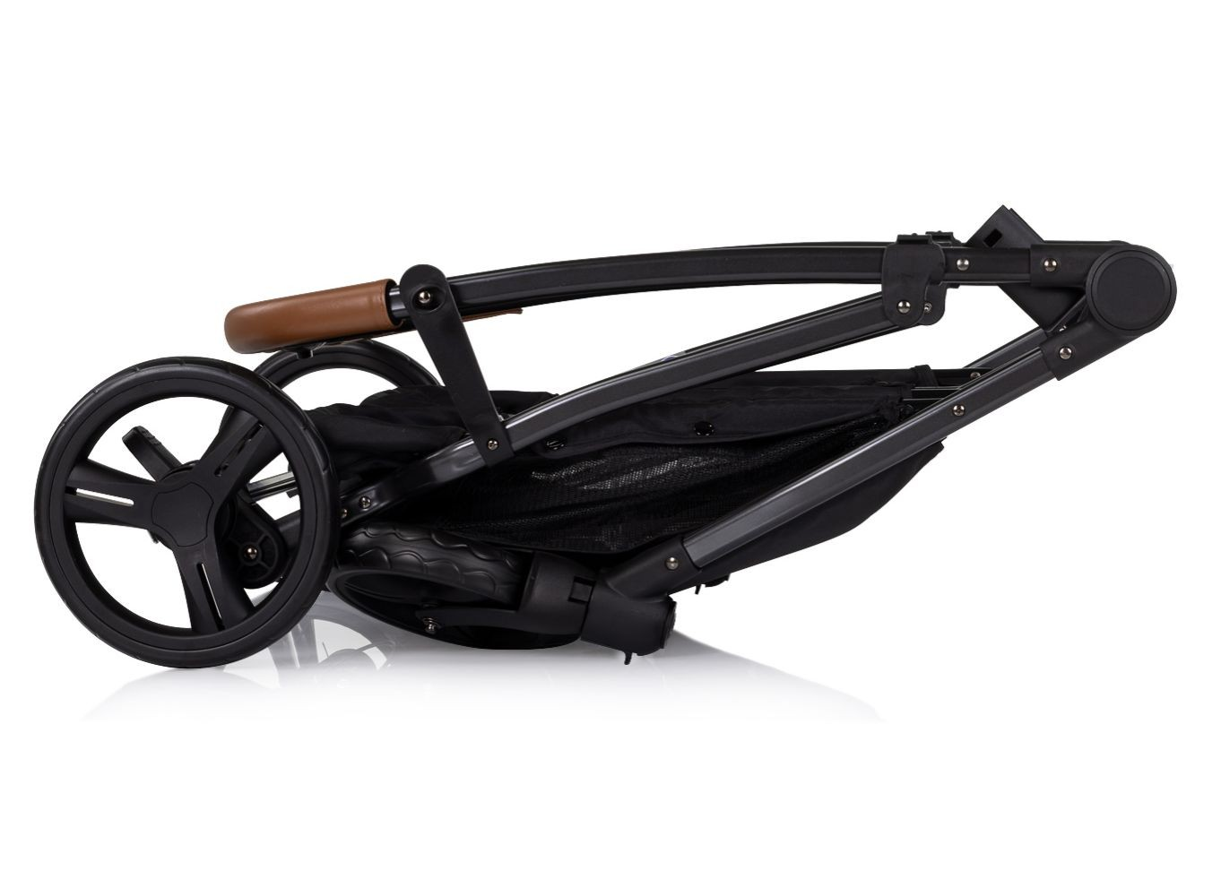 Zusammengeklappter Kinderwagen, schwarzer Rahmen, mit braunem Ledergriff und schwarzen Rädern.