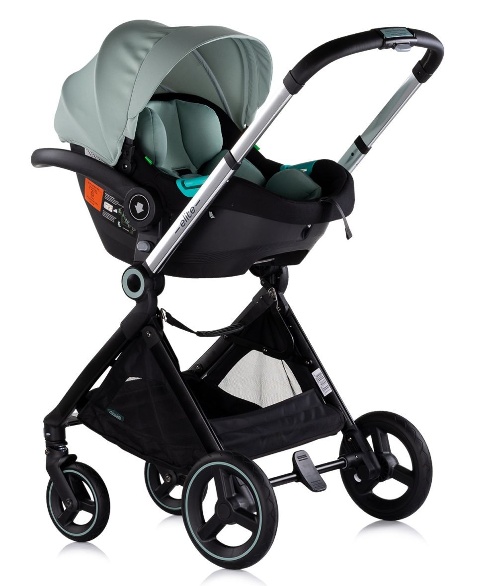Ein Kinderwagen mit einem grünen und schwarzen Autositz. Der Rahmen ist schwarz. Der Griff ist schwarz.