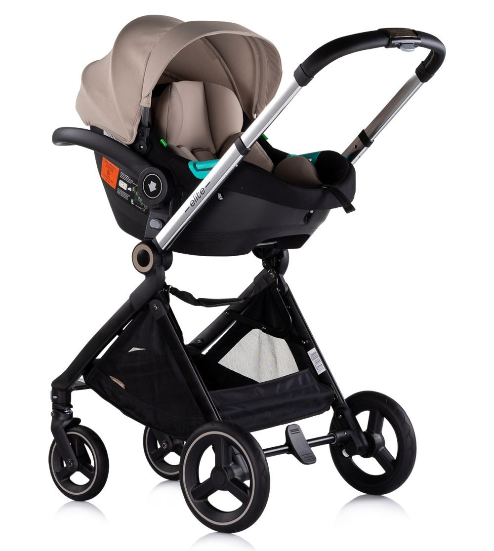 Ein Kinderwagen mit beigem Autositz und schwarzem Rahmen. Der Griff ist schwarz und silber.