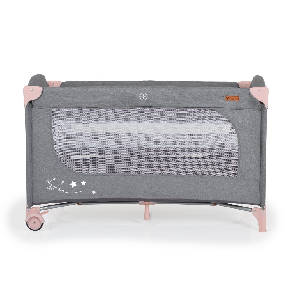 Graues Babybett mit rosa Akzenten. Hat eine Netzseite. Das Kinderbett hat Räder.