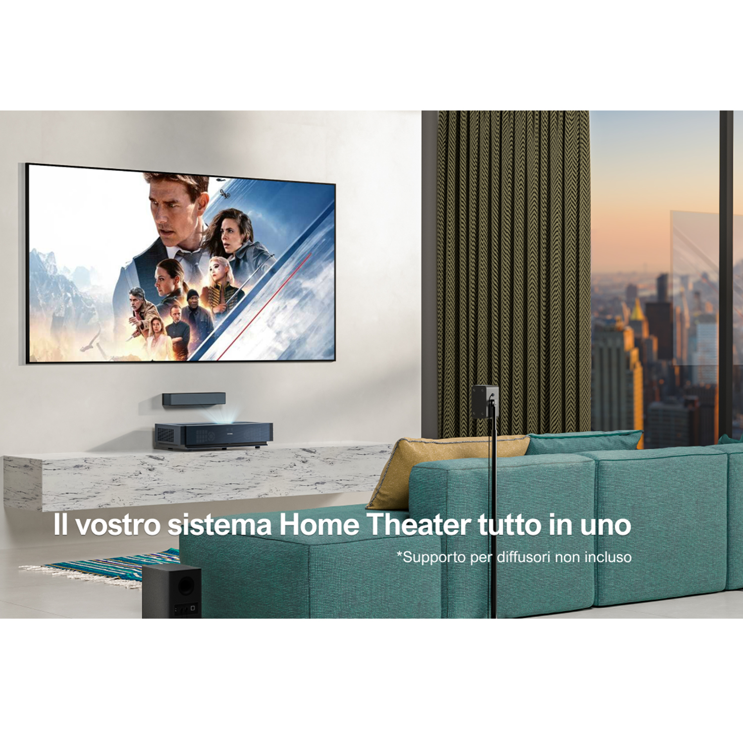 Un sistema home theater con un grande schermo TV, una soundbar e un divano. Testo in italiano.