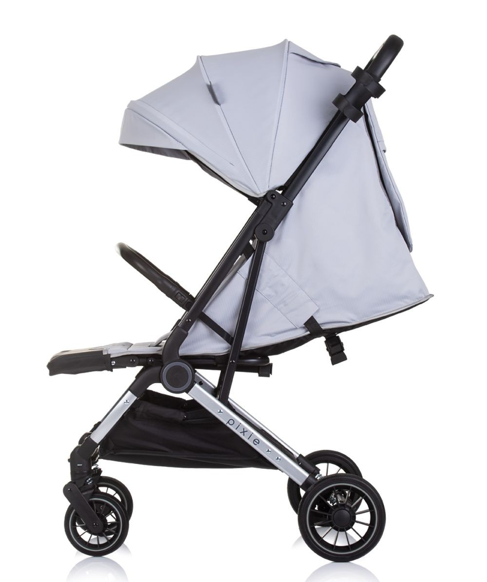 Ein hellgrauer Kinderwagen auf weißem Grund.