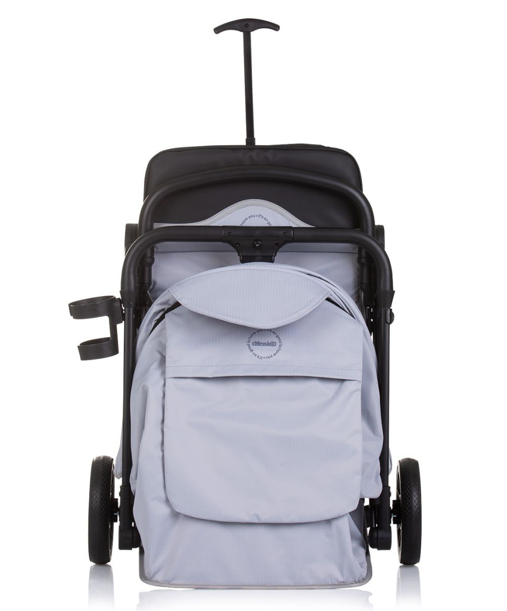 Ein grauer Kinderwagen mit schwarzen Rädern, Griff und Tasche. Er steht auf weißem Hintergrund.