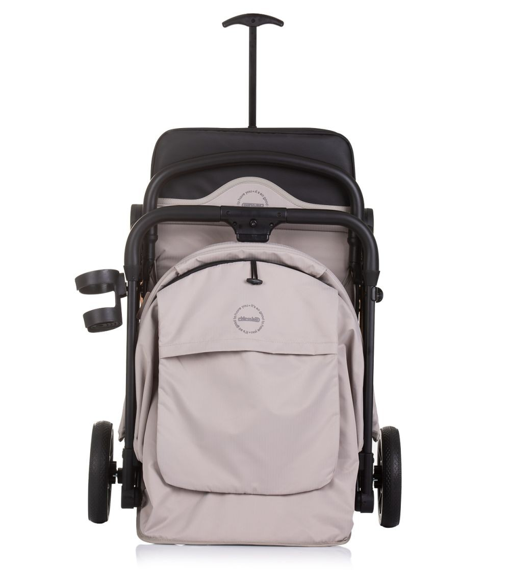 Ein beiger Kinderwagen mit schwarzen Rädern, Griff und Tasche. Er steht auf weißem Hintergrund.