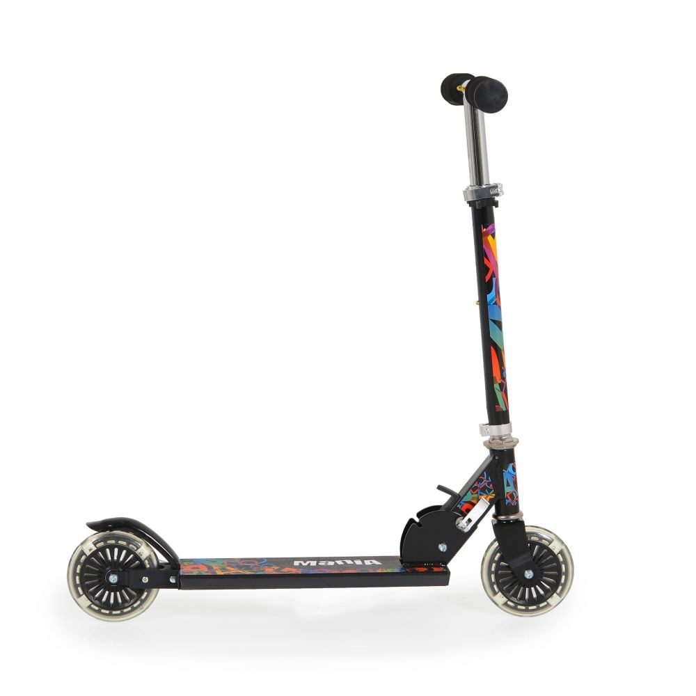 Un scooter negro con diseño colorido sobre fondo blanco.