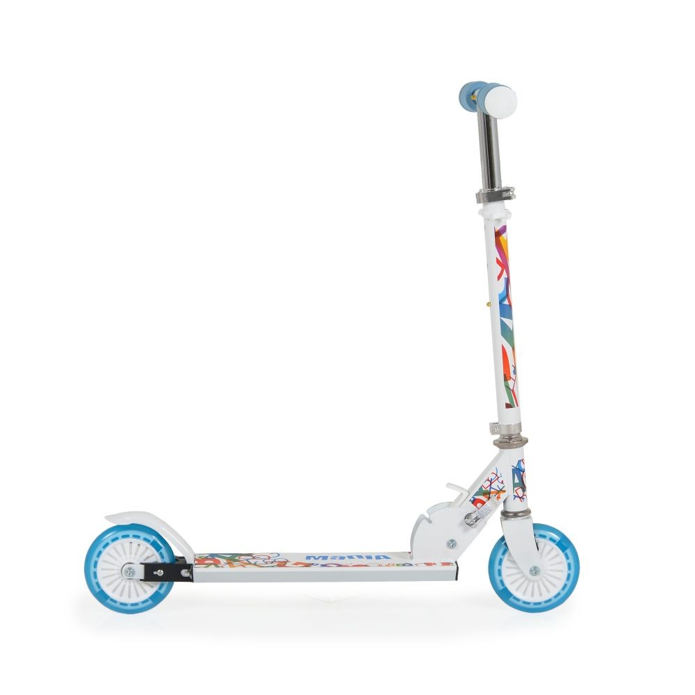 Weißer Roller mit blauen Rädern und Details, hat einen weißen Stiel und schwarze Griffe. Weißer Hintergrund.