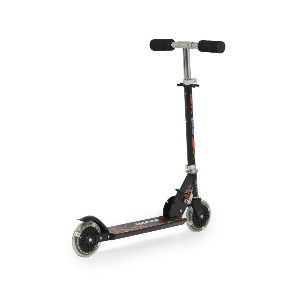 Scooter negro con diseño colorido. Tiene manijas negras y ruedas transparentes. El fondo es blanco.
