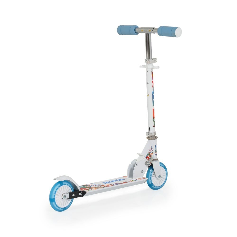 Ein weißer Roller mit blauen Rädern und blauem Lenker. Der Roller steht aufrecht und zeigt sein komplettes Design.