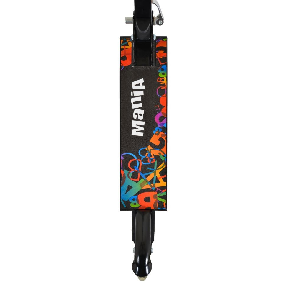 Un patinete negro con letras de colores. La palabra 'Mania' está en blanco. Diseño negro y colorido en la plataforma.