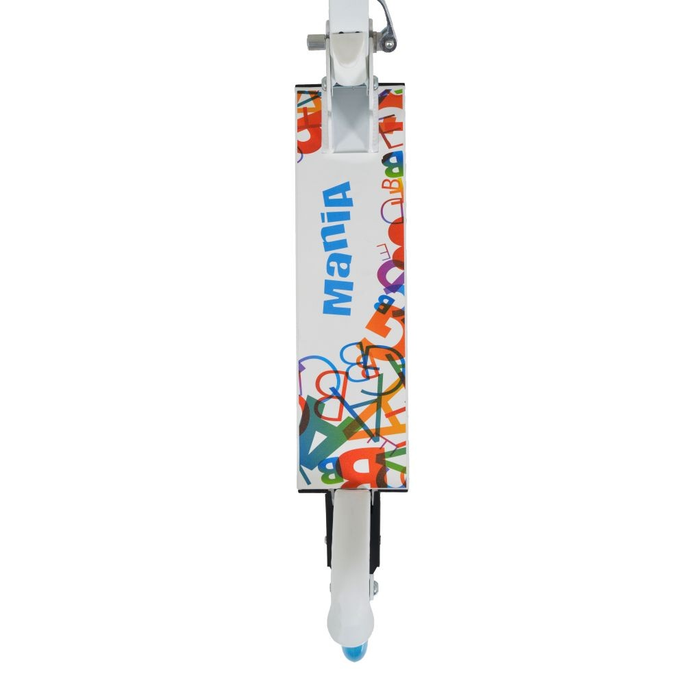 Ein weißer Roller mit bunten Buchstaben und dem Wort 'Mania'. Die Räder sind weiß, und das Design ist verspielt.