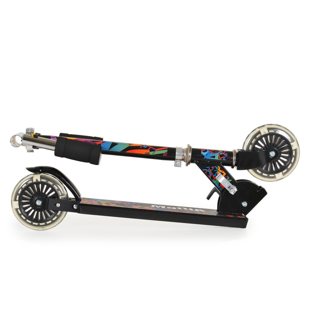 Un patinete negro con ruedas transparentes, plegado, mostrando elementos de diseño coloridos. Sobre una superficie blanca.