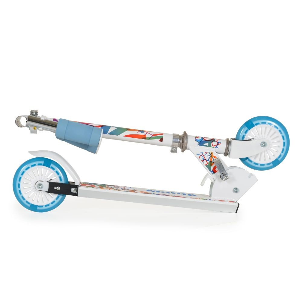 Ein weißer Roller von der Seite mit blauen Rädern. Der Roller ist zusammengeklappt und zeigt sein Design und seine Farbe.