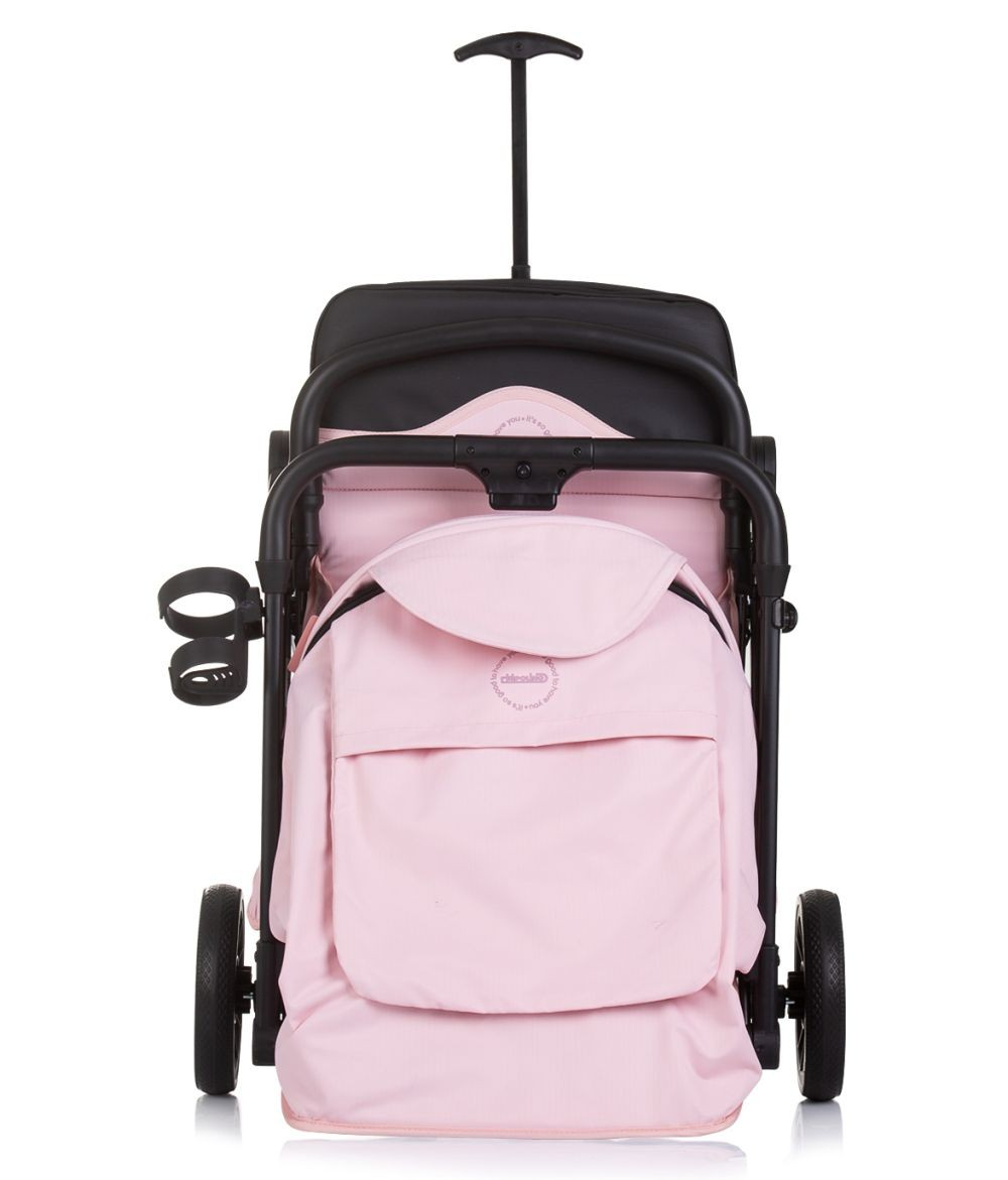 Ein rosa und schwarzer Kinderwagen mit Griff. Der Kinderwagen hat eine rosa Tasche und schwarze Räder auf weißem Hintergrund.