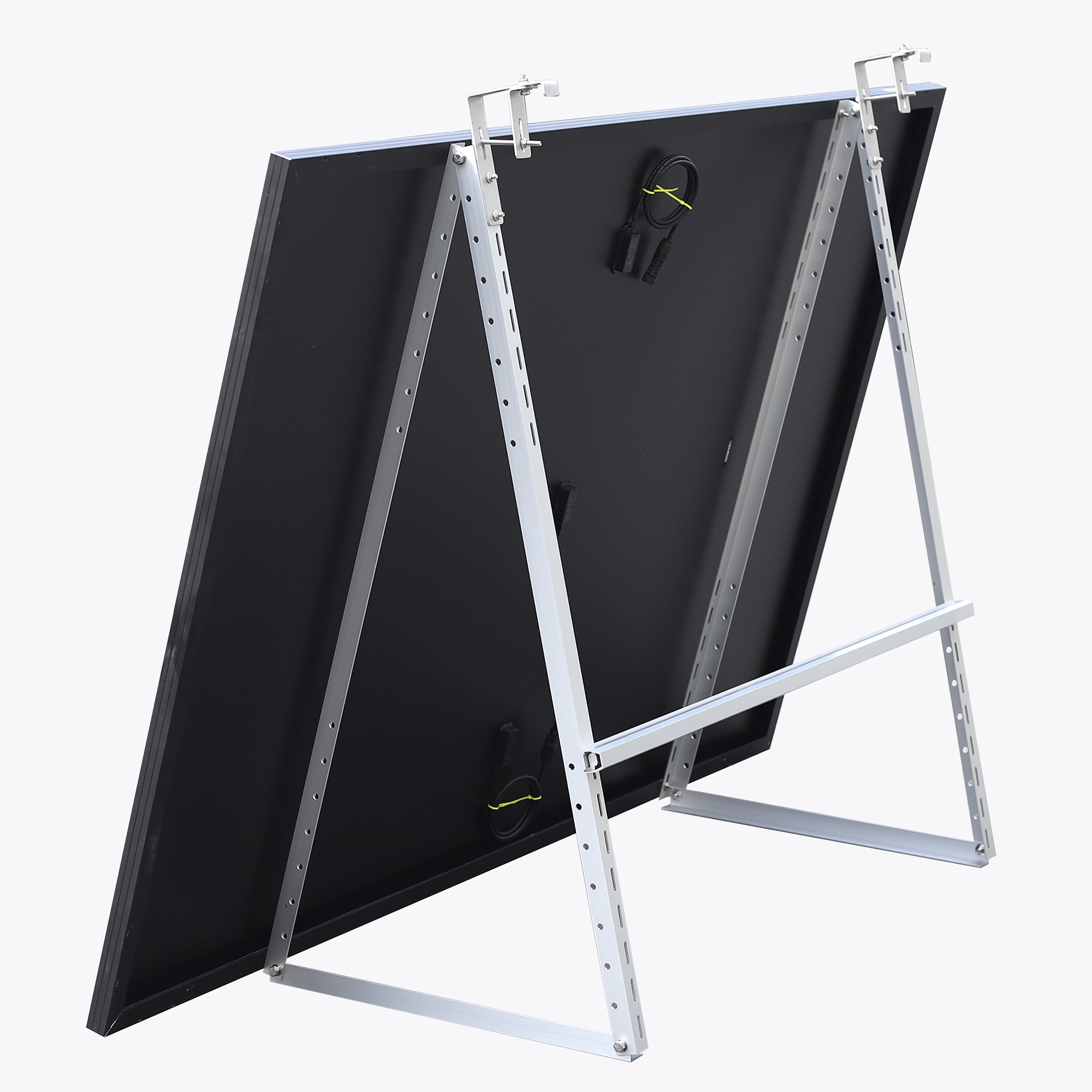 Ein schwarzes Solarpanel ist auf einem Metallrahmen montiert, angewinkelt, mit weißem Hintergrund.