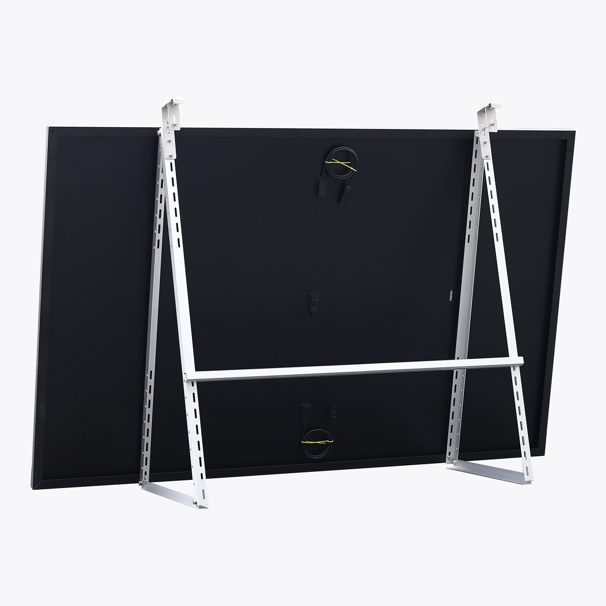 Schwarzes Panel auf weißem Metallrahmen, mit sichtbaren Drähten und Anschlüssen. Isoliert auf weißem Hintergrund.