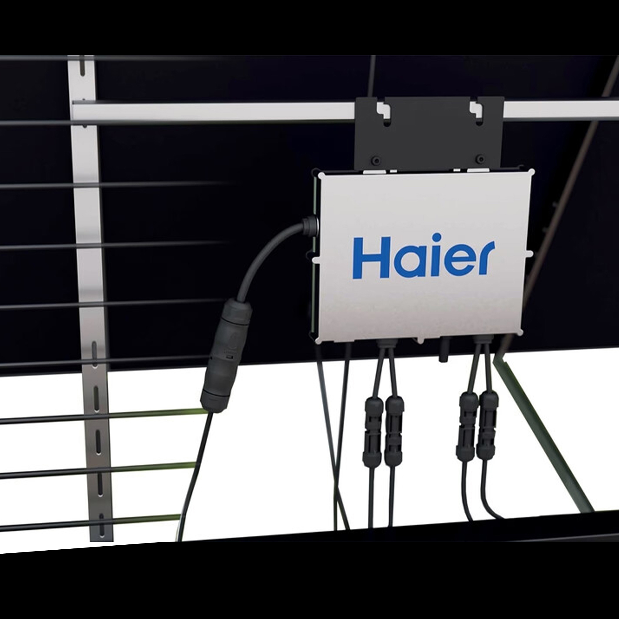 Nahaufnahme eines Solarpanels mit einer Haier-Markenbox und Kabeln.