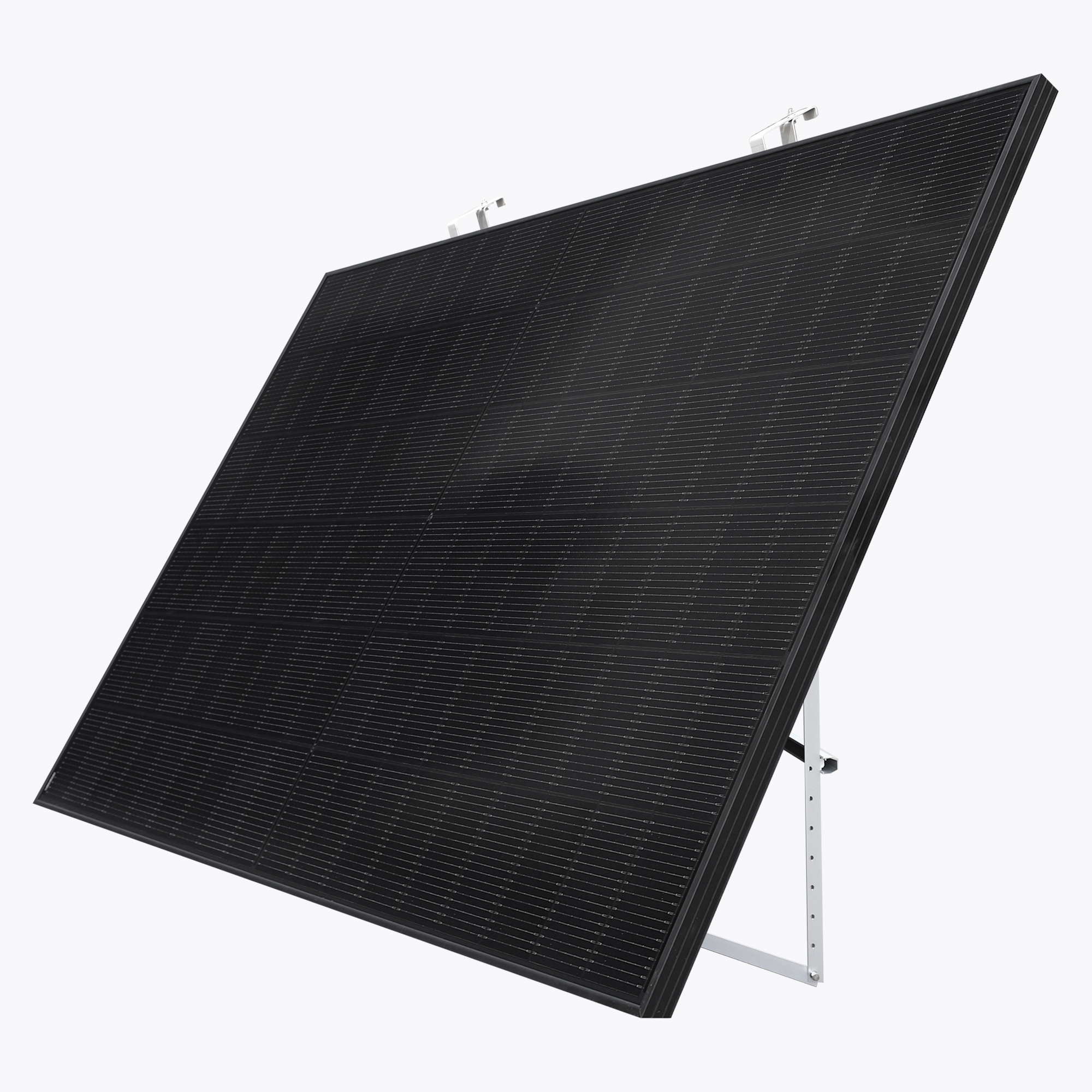 Großes schwarzes Solarpanel auf weißem Metall-Stützrahmen, in einem Winkel, isoliert auf weißem Hintergrund.